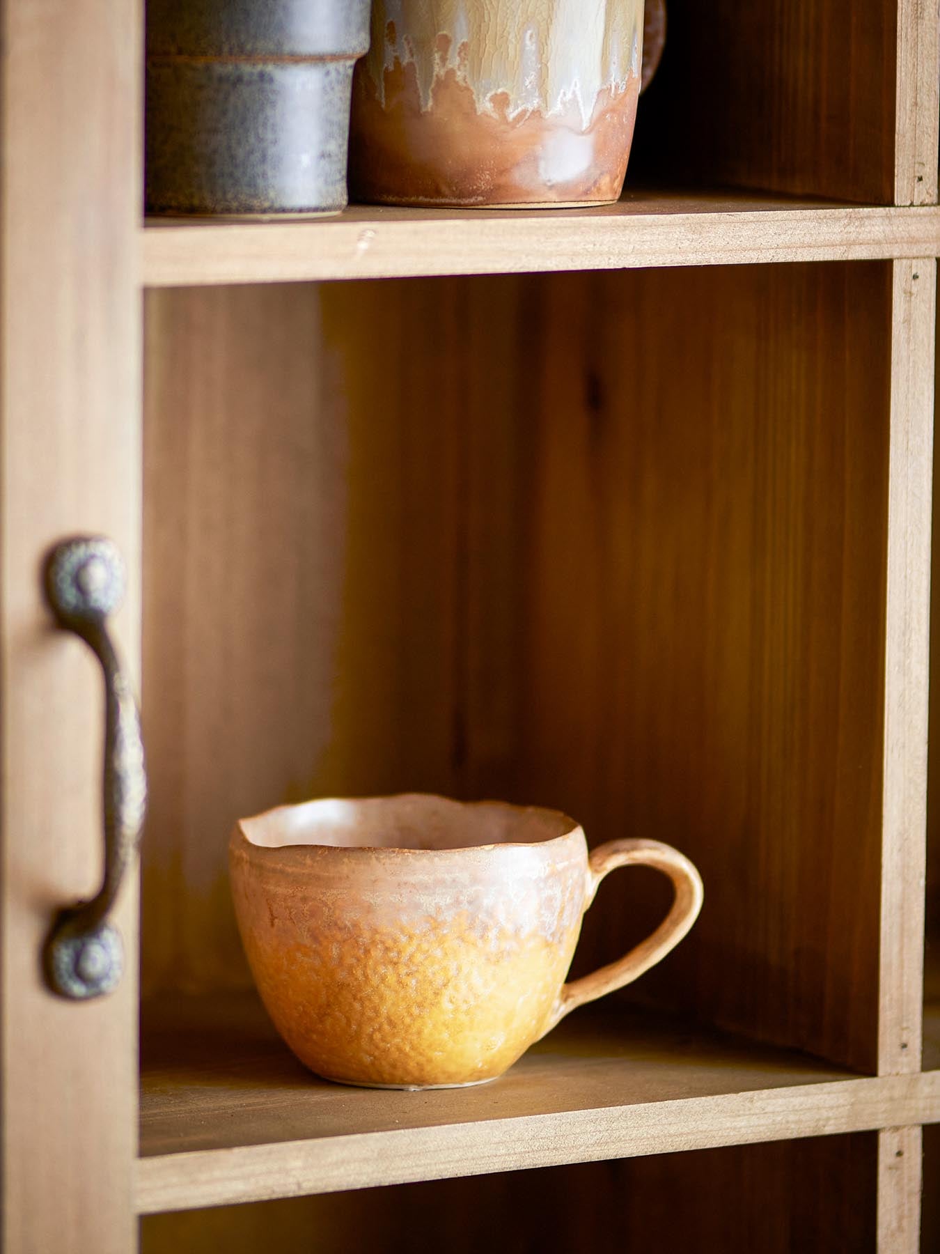 Entdecken Sie die einzigartige Milani Tasse von Bloomingville in strahlendem Gelb. Aus robustem Steingut gefertigt, verleiht sie jedem Tisch Stil.