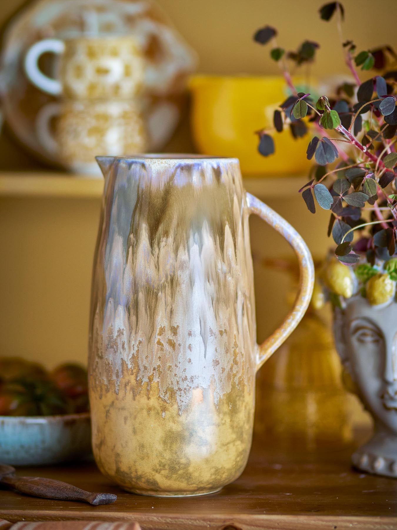 Entdecken Sie den Lacey Krug von Creative Collection – ein einzigartiges Steingut-Meisterwerk in warmen Erdtönen, ideal für jeden Anlass.