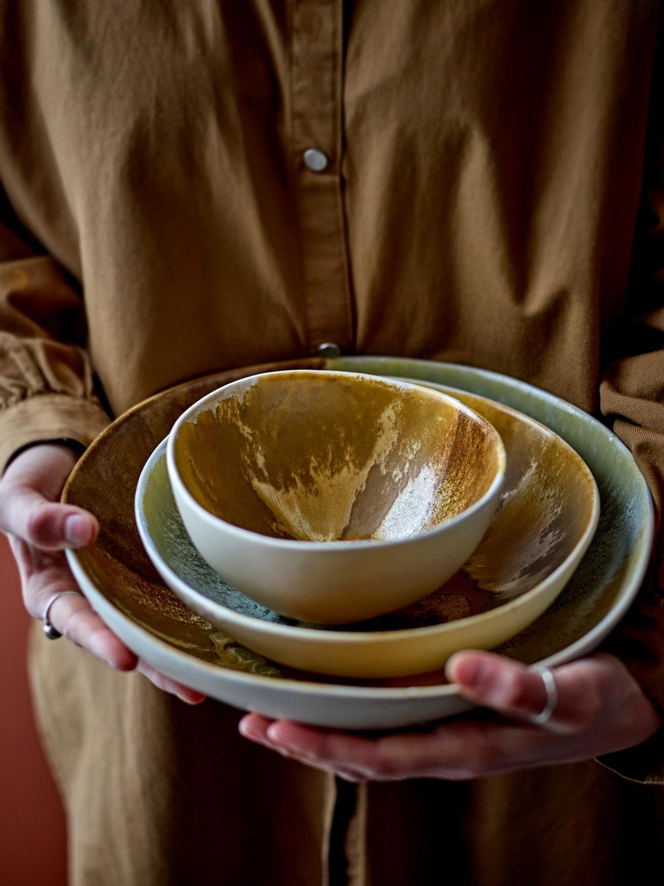 Die Lacey Schale in Gelb aus Steingut vereint stilvolles Design und Funktionalität. Ideal zum Servieren und Dekorieren!