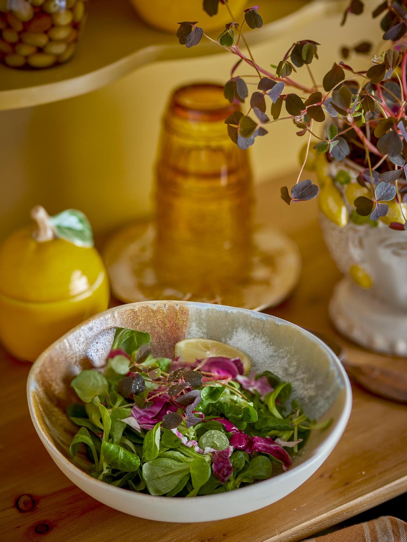 Die Lacey Schale in Gelb aus hochwertigem Steingut ist ein einzigartiges Deko-Element, perfekt für jeden Tisch und vielseitig einsetzbar.