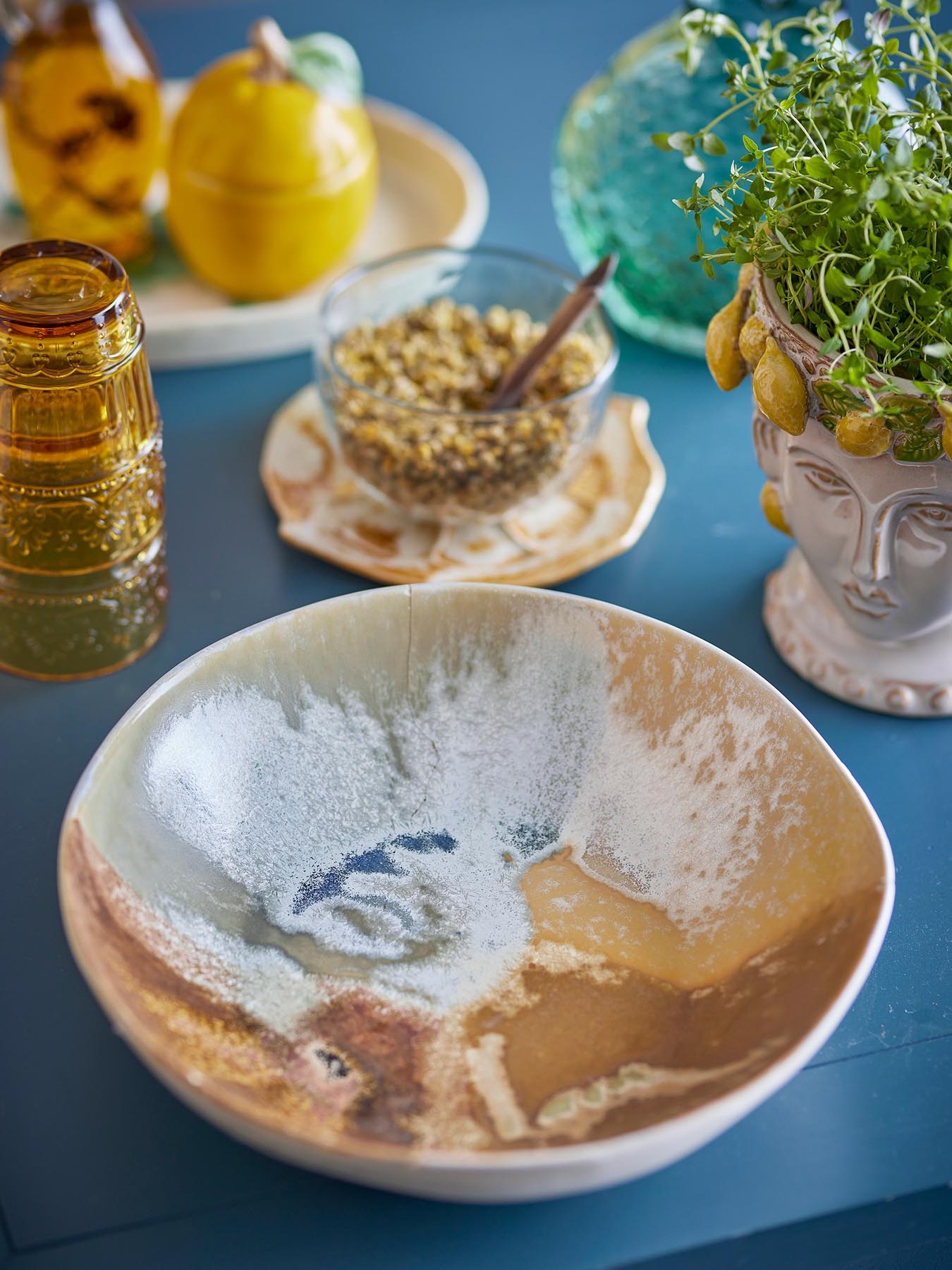 Die Lacey Schale in Gelb aus Steingut vereint stilvolles Design und Funktionalität. Perfekt für jede Tischdekoration!