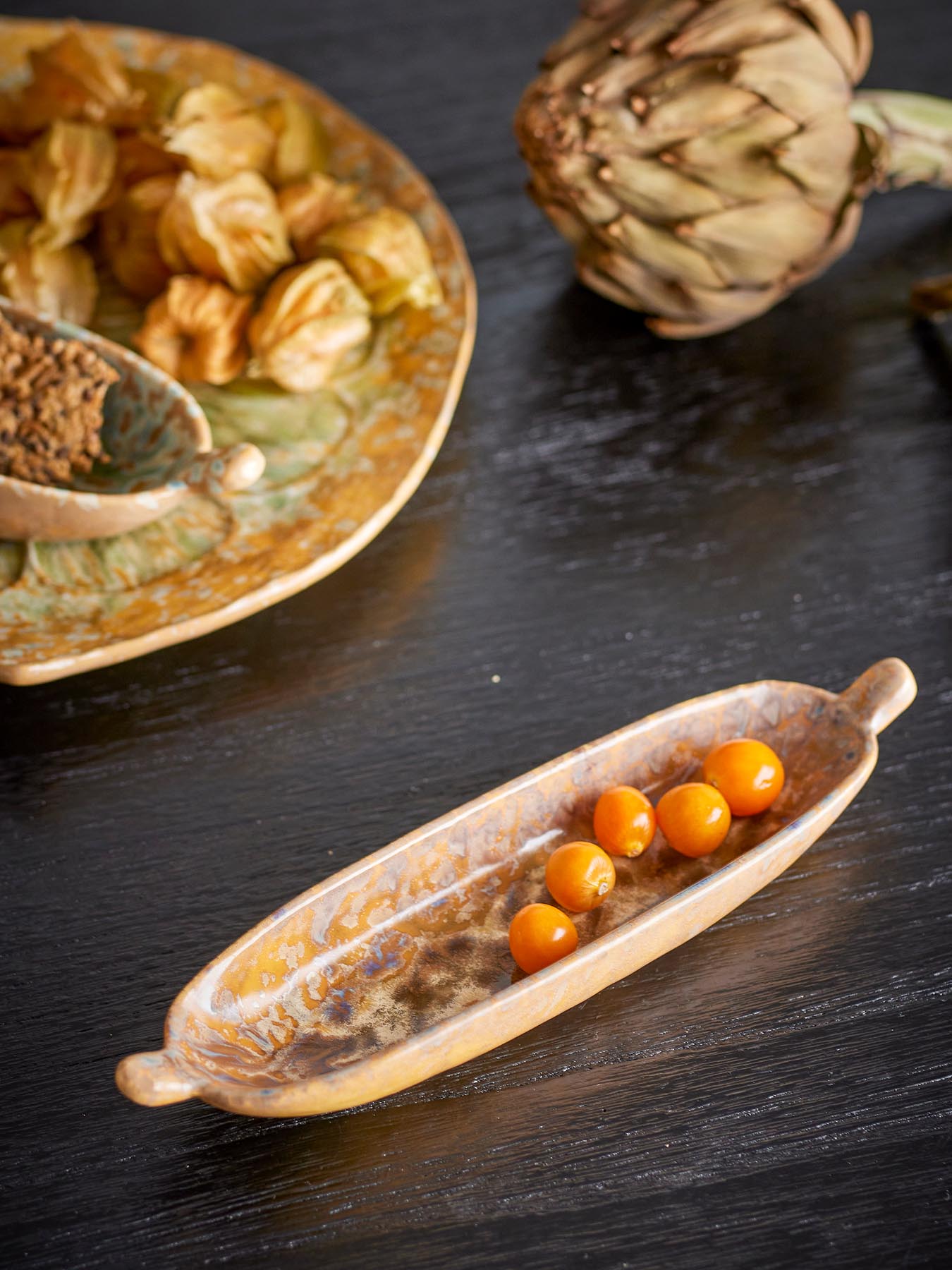 Entdecken Sie die elegante Milani Servierplatte von Bloomingville. Aus robustem Steingut, ideal für Snacks und als stilvolles Deko-Element.