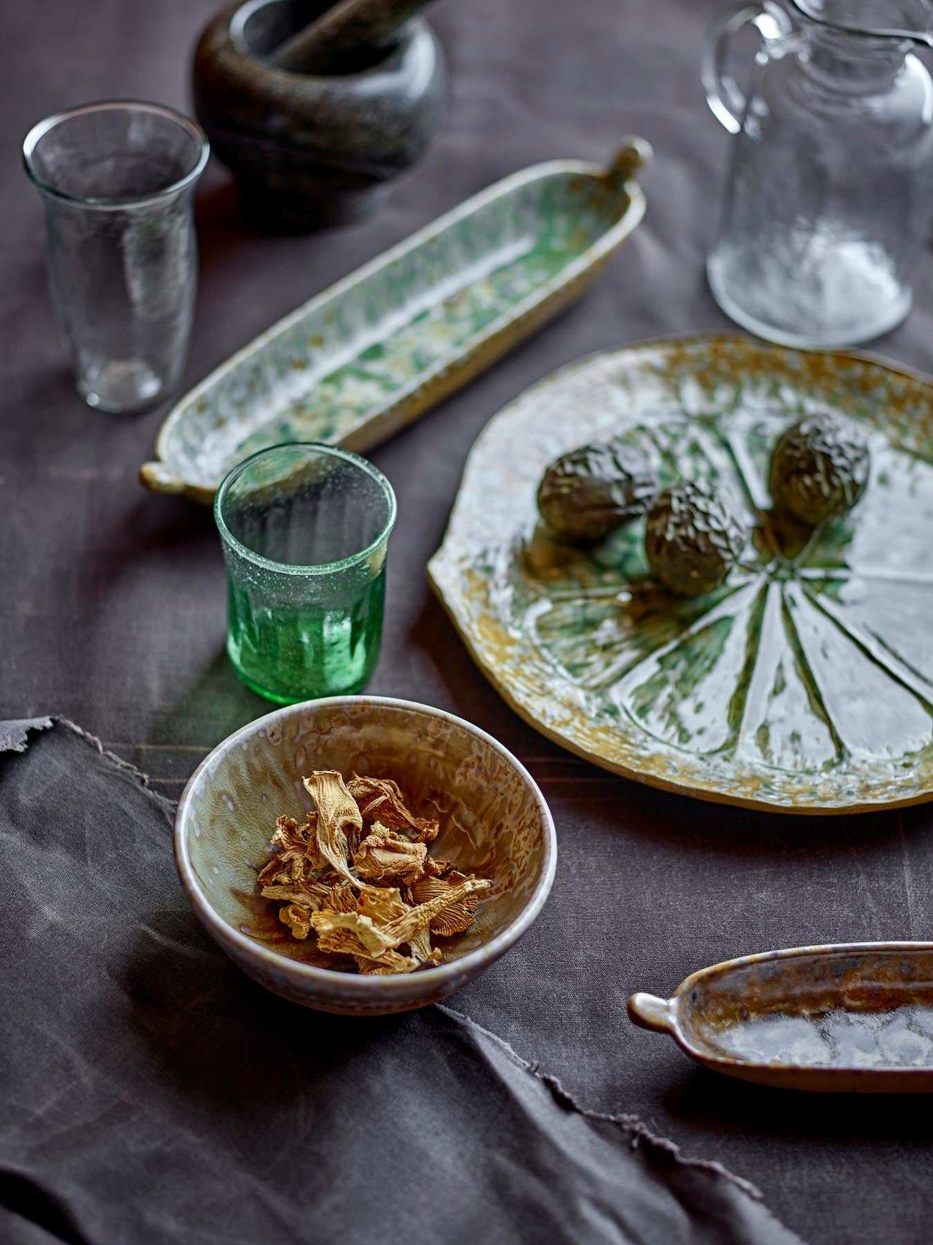 Verleihen Sie Ihrem Esstisch mit der einzigartigen Milani Servierplatte von Bloomingville in edlem Grün einen Hauch von Eleganz. Perfekt für jede Gelegenheit!