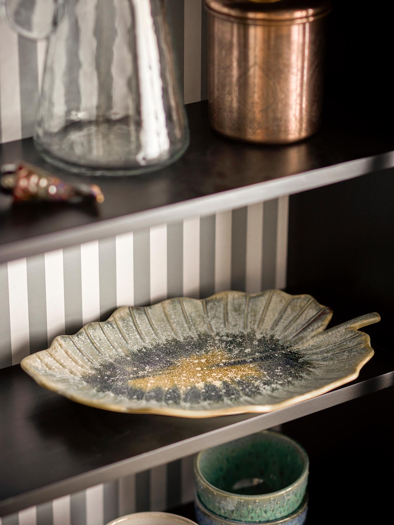 Die Dorreen Servierplatte von Creative Collection begeistert mit ihrer einzigartigen Blattform und der reaktiven Glasur in Blau- und Grüntönen. Ein Must-Have für stilvolle Anlässe!