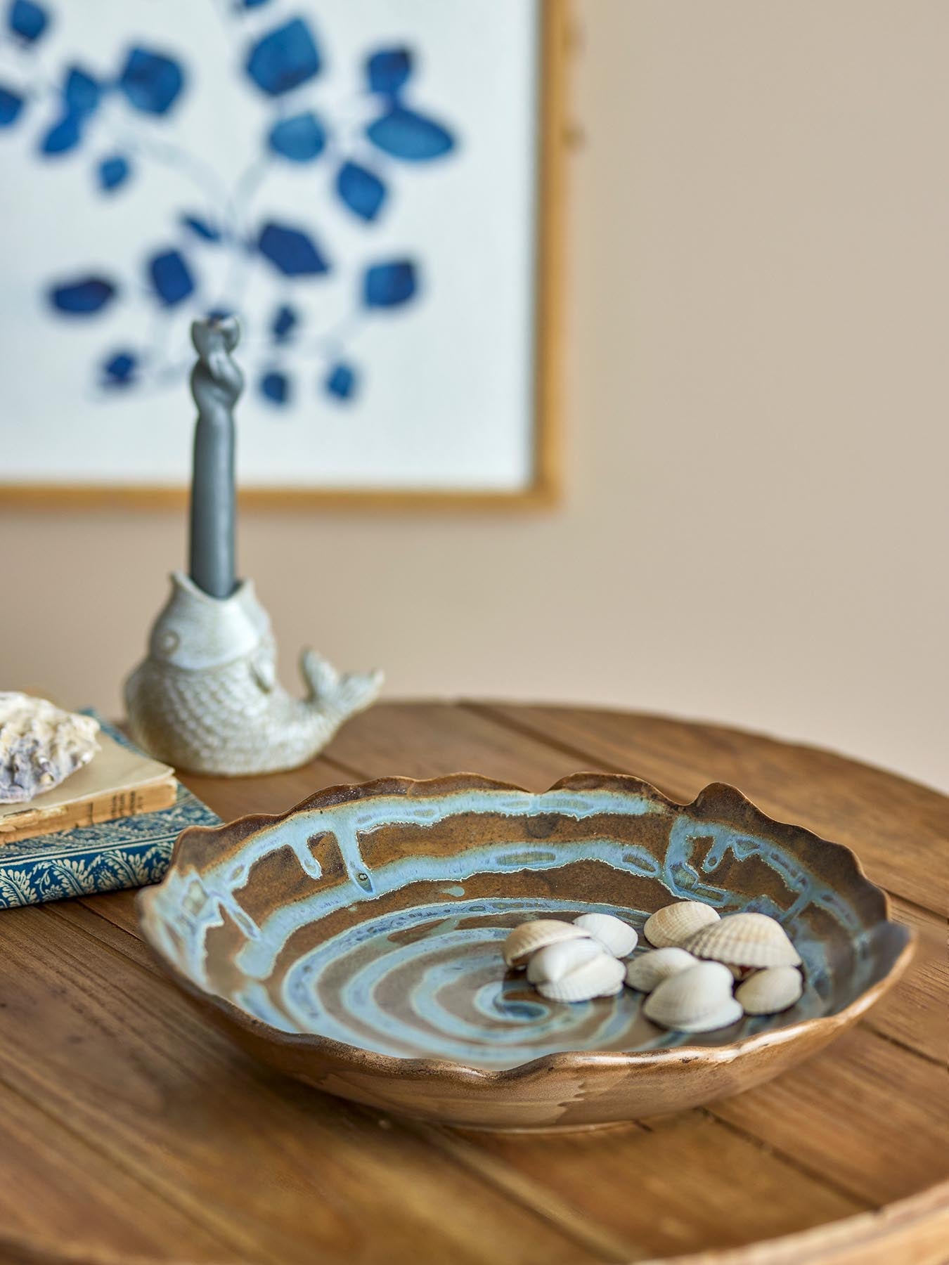 Entdecken Sie das Marjorie Tablett in Blau aus Steingut – ein einzigartiges, handgefertigtes Kunstwerk, das Stil und Individualität in Ihr Zuhause bringt.