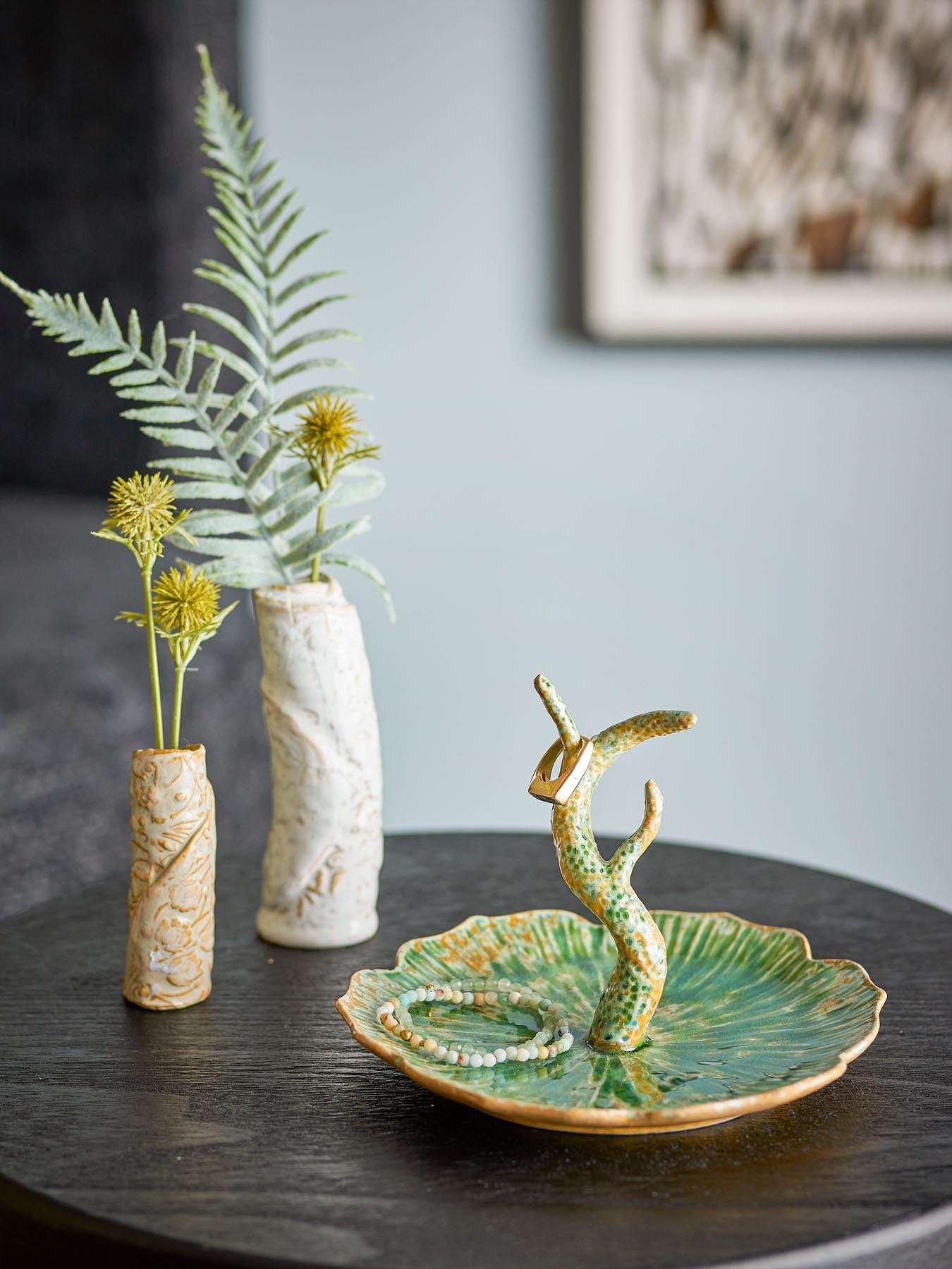 Erleben Sie das stilvolle Litton Tablett von Bloomingville in luxuriösem Grün. Jedes Stück ist ein handgefertigtes Unikat aus hochwertigem Steinzeug.