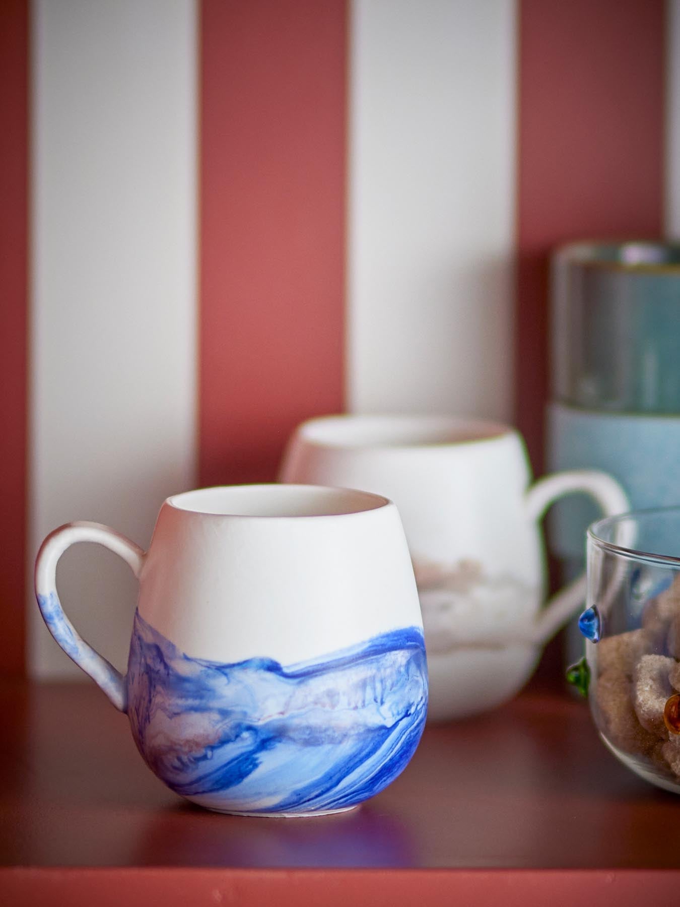 Entdecken Sie die handgefertigte Lyre Tasse von Bloomingville in stilvollem Blau. Ideal für Kaffee und Tee, vereint sie Design und Funktionalität.