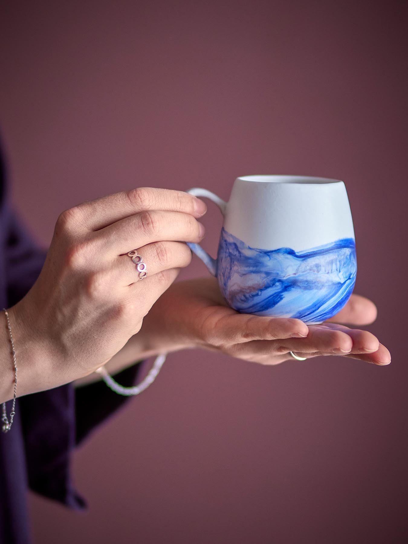 Genießen Sie Ihre Getränke stilvoll mit der einzigartigen Lyre Tasse von Bloomingville. Handgefertigt aus Steingut, bringt sie Farbe und Eleganz in Ihr Zuhause.