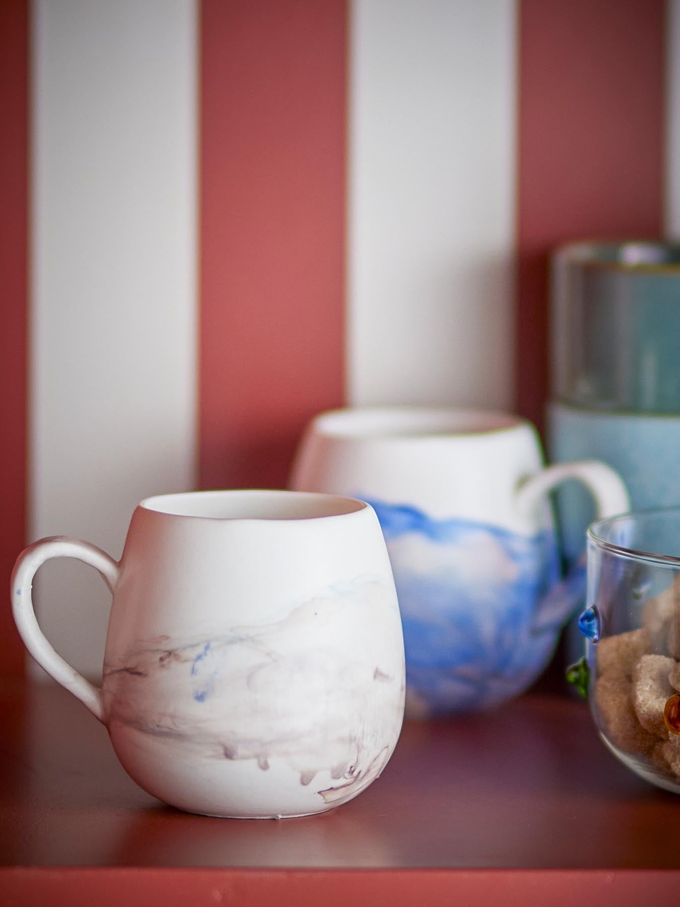 Entdecken Sie die stilvolle Lyre Tasse von Bloomingville aus hochwertigem Steingut. Ein einzigartiges Design in warmen Brauntönen für jeden Anlass.