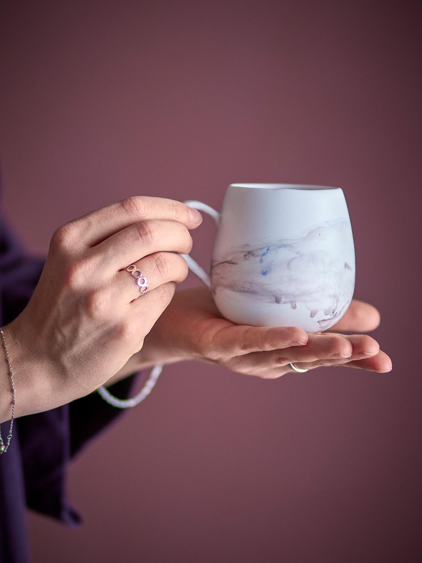 Genießen Sie Ihre Getränke stilvoll mit der einzigartigen Lyre Tasse von Bloomingville. Aus robustem Steingut, ideal für jeden Anlass.