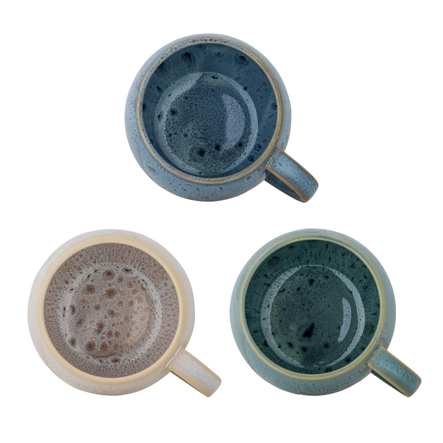 Entdecken Sie die charmanten Harriet Becher von Creative Collection – ein Set aus drei einzigartigen Steingut-Tassen mit reaktiver Glasur und Punktmuster.