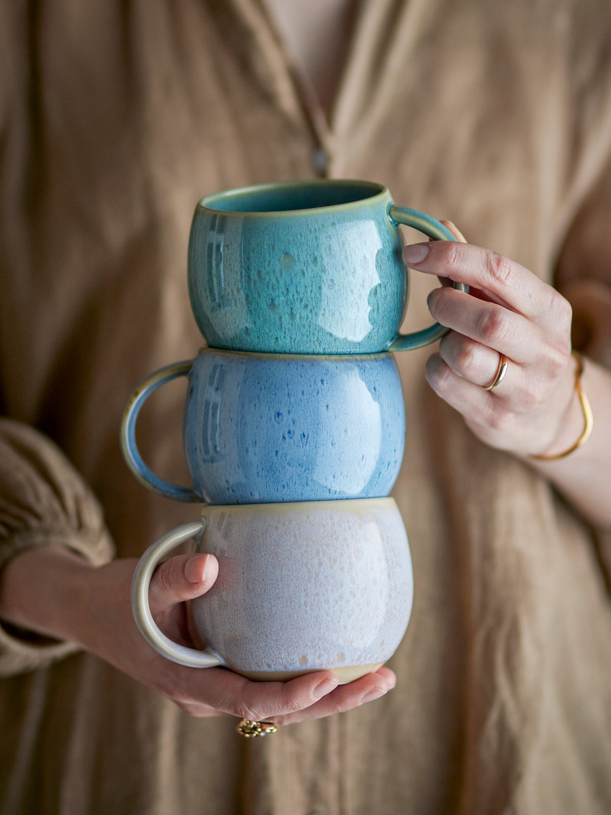 Harriet Becher, Blau, Steingut in Blau präsentiert im Onlineshop von KAQTU Design AG. Tasse ist von Creative Collection