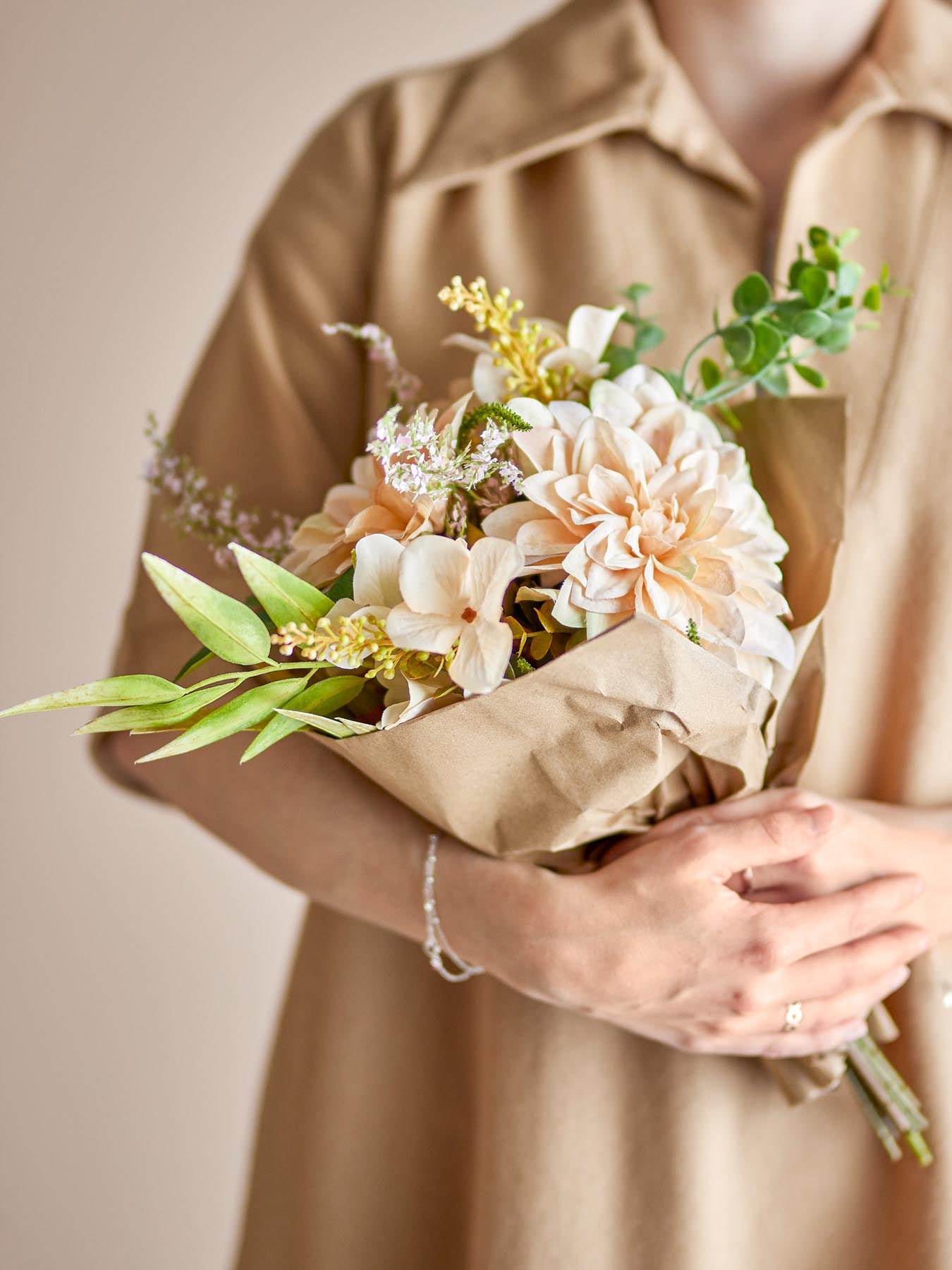 Entdecken Sie den Glow Blumenstrauß von Bloomingville – stilvolle, pflegeleichte Kunstblumen in natürlichen Farben für Ihr Zuhause.