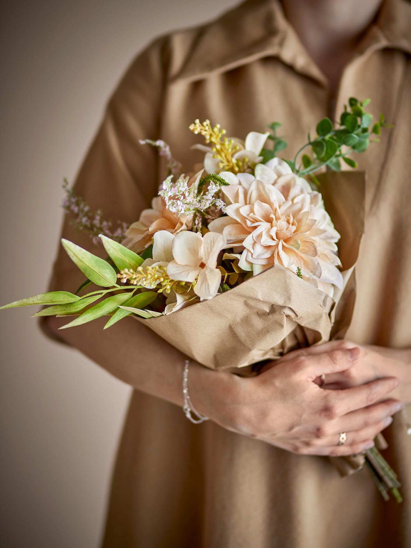 Bringen Sie mit dem Glow Blumenstrauß von Bloomingville stilvolle Natur in Ihr Zuhause. Pflegeleicht und perfekt für kleine Vasen!