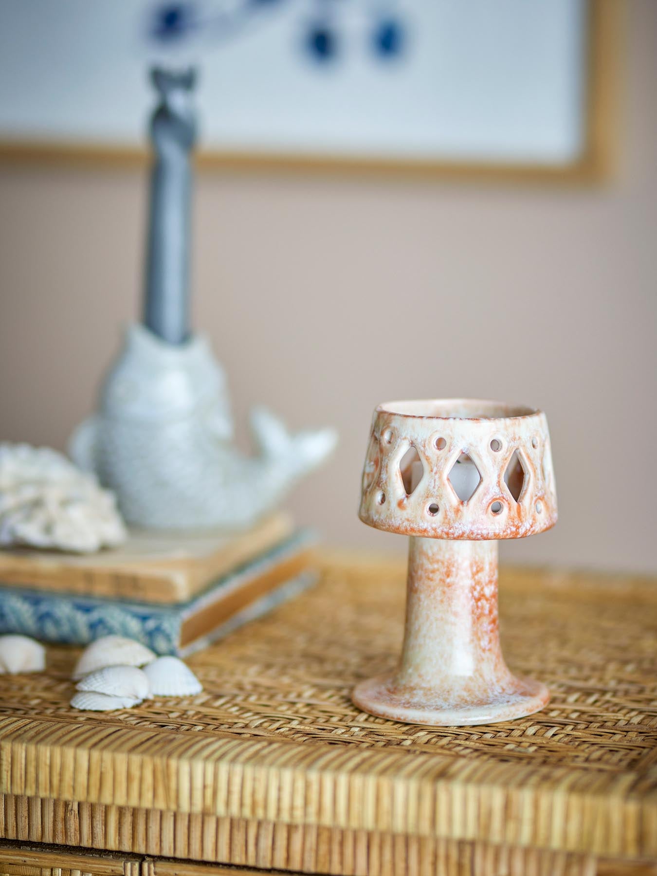 Entdecken Sie den einzigartigen Patty Teelichthalter aus Steingut von Creative Collection. Mit kunstvollen Schnitzereien und reaktiver Glasur bringt er natürliche Eleganz in Ihr Zuhause.