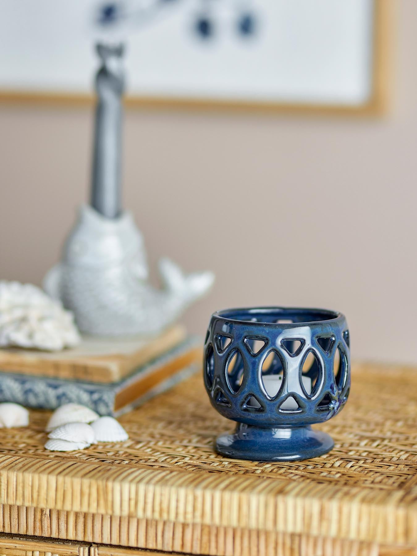 Entdecken Sie den Patty Teelichthalter in tiefblauem Steingut – ein elegantes Unikat, das jedem Raum eine stilvolle Atmosphäre verleiht.