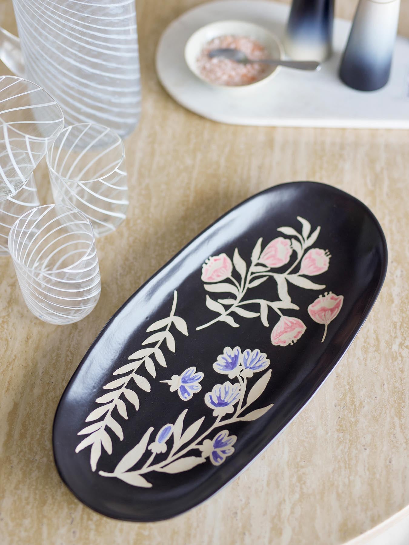 Entdecken Sie das elegante Amberly Serviertablett aus schwarzem Steingut von Bloomingville. Ideal zum stilvollen Servieren und Dekorieren.