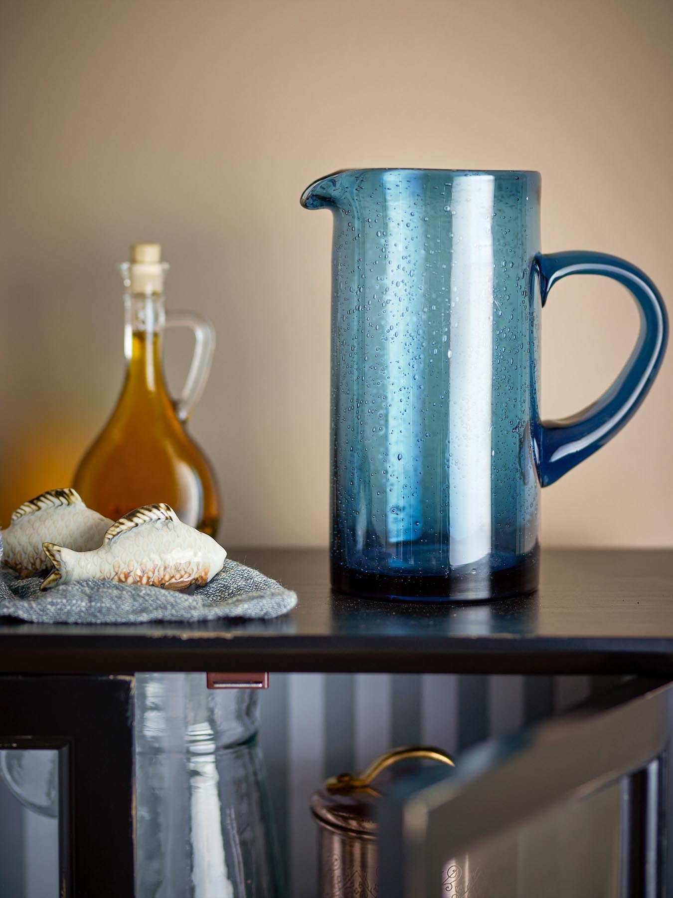 Erleben Sie den Tabby Krug in Blau von Creative Collection – ein handgefertigtes Glasunikat, das Eleganz und Stil in Ihr Zuhause bringt.