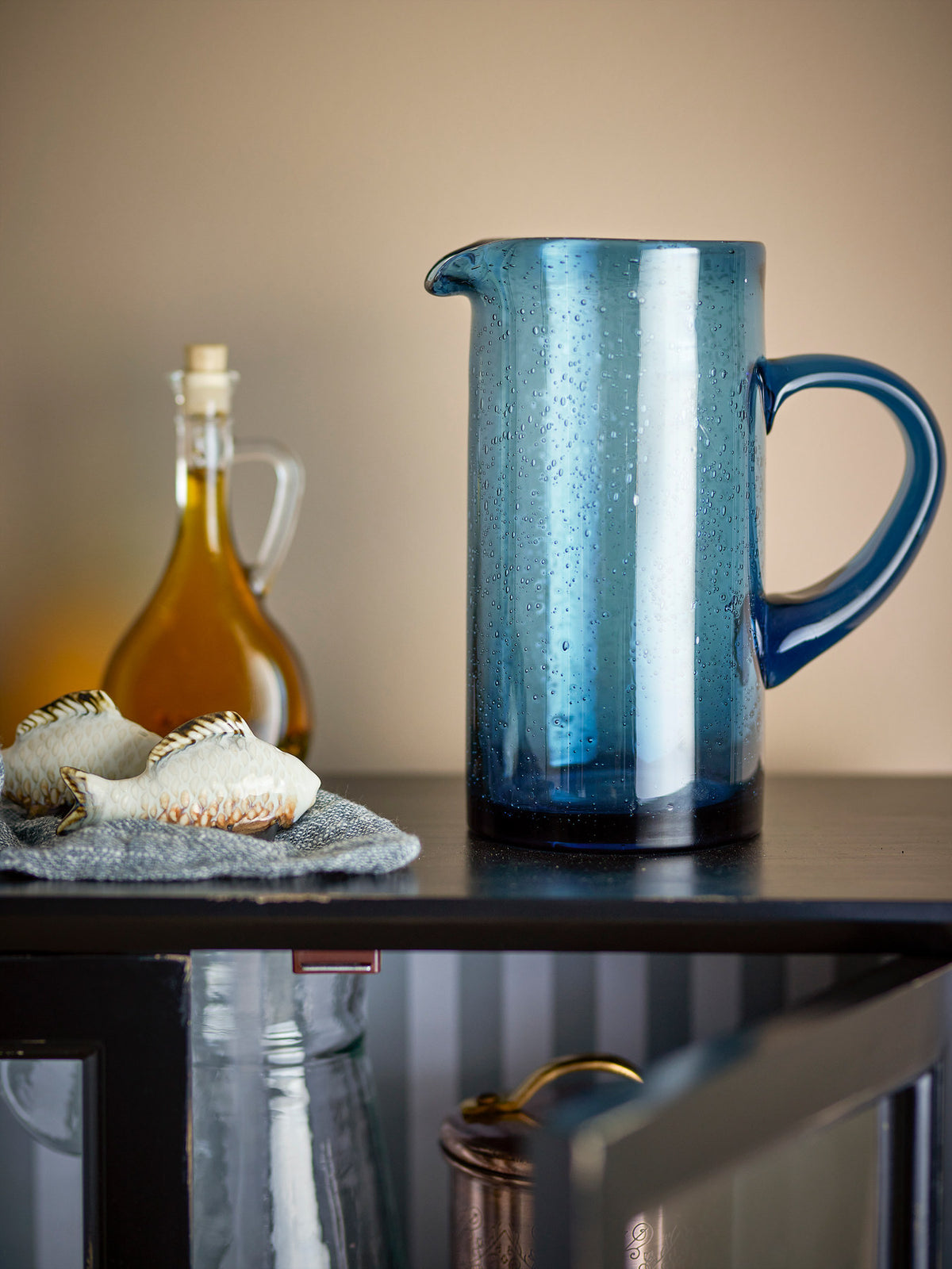 Tabby Krug, Blau, Glas in Blau präsentiert im Onlineshop von KAQTU Design AG. Kanne ist von Creative Collection