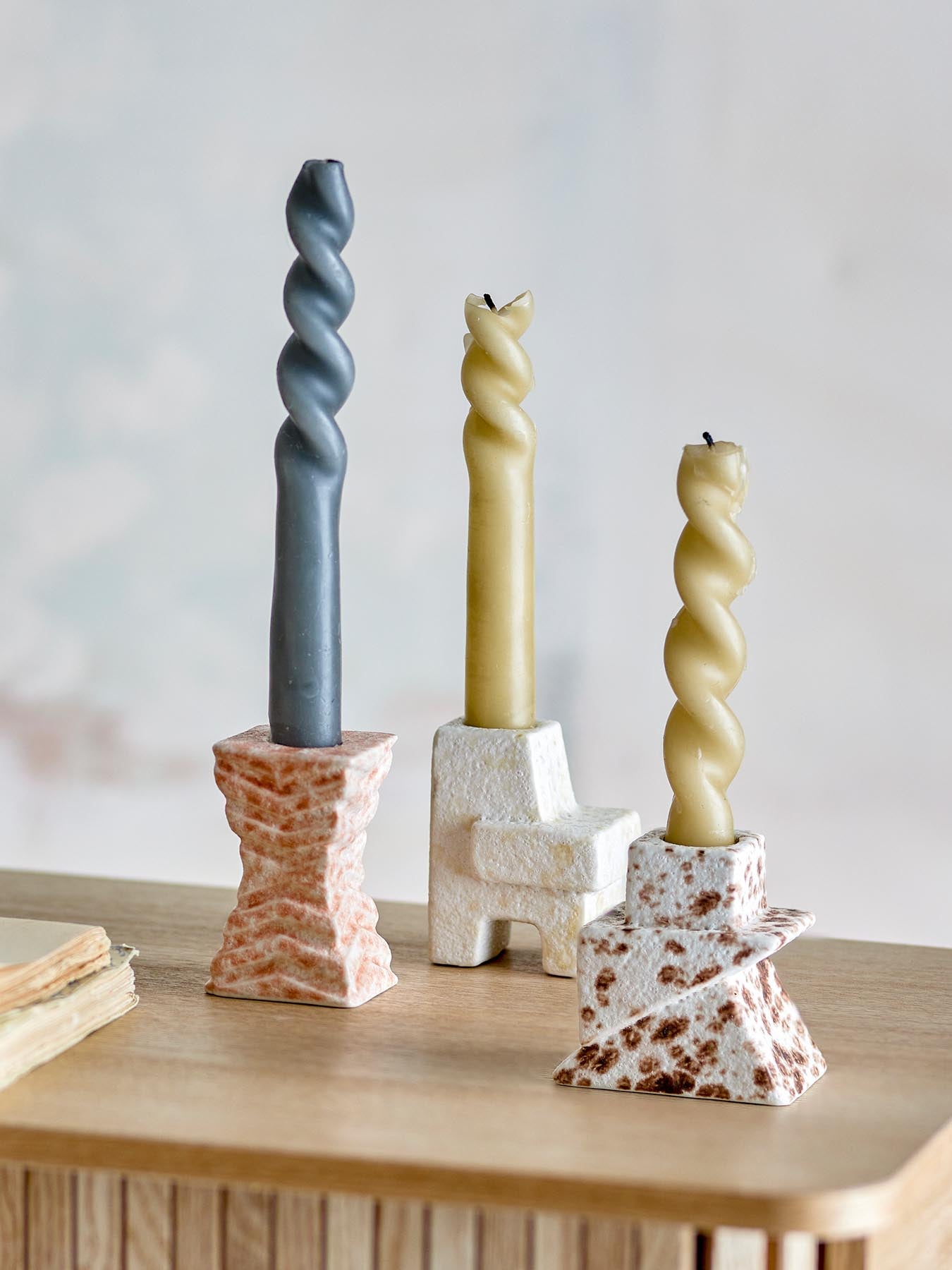 Erleben Sie den Blanchard Kerzenhalter von Bloomingville – ein kunstvolles Set aus Natursteinzeug, das jedem Raum eine besondere Eleganz verleiht.