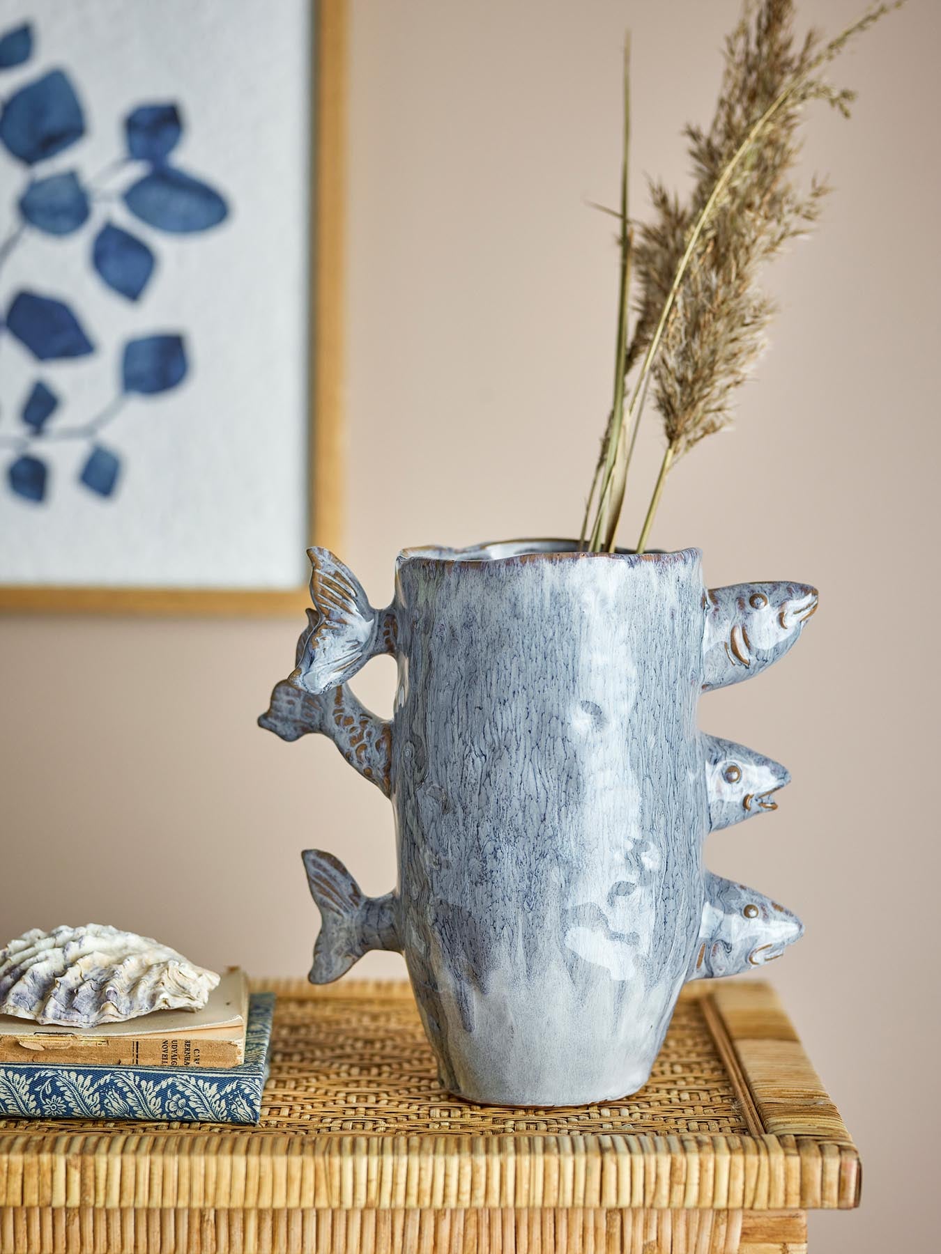 Entdecken Sie die Tace Vase in Blau von Creative Collection – ein einzigartiges Steingut-Dekorationsstück mit maritimen Details und reaktiver Glasur.