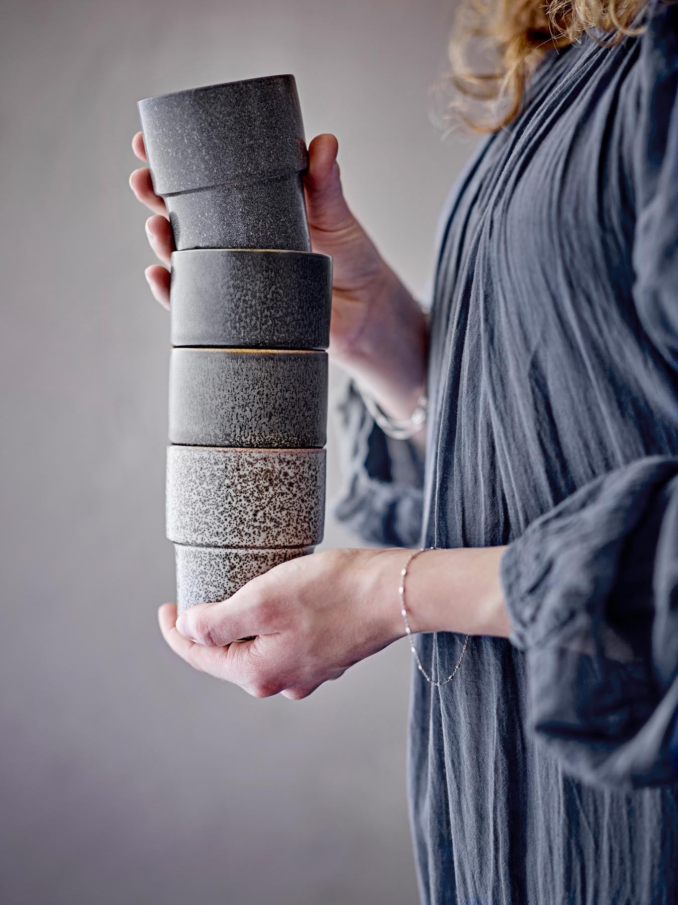 Entdecken Sie die stilvollen Ewan Tassen aus braunem Steingut von Bloomingville. Jedes Stück ist ein Unikat und ideal für Ihren Kaffeegenuss.