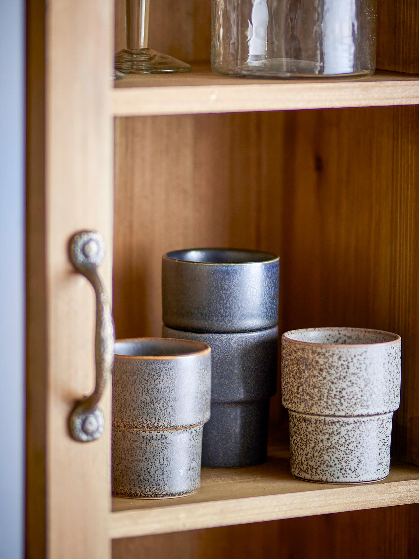 Genießen Sie Kaffee stilvoll mit den einzigartigen Ewan Tassen von Bloomingville. Aus braunem Steingut, praktisch und elegant.