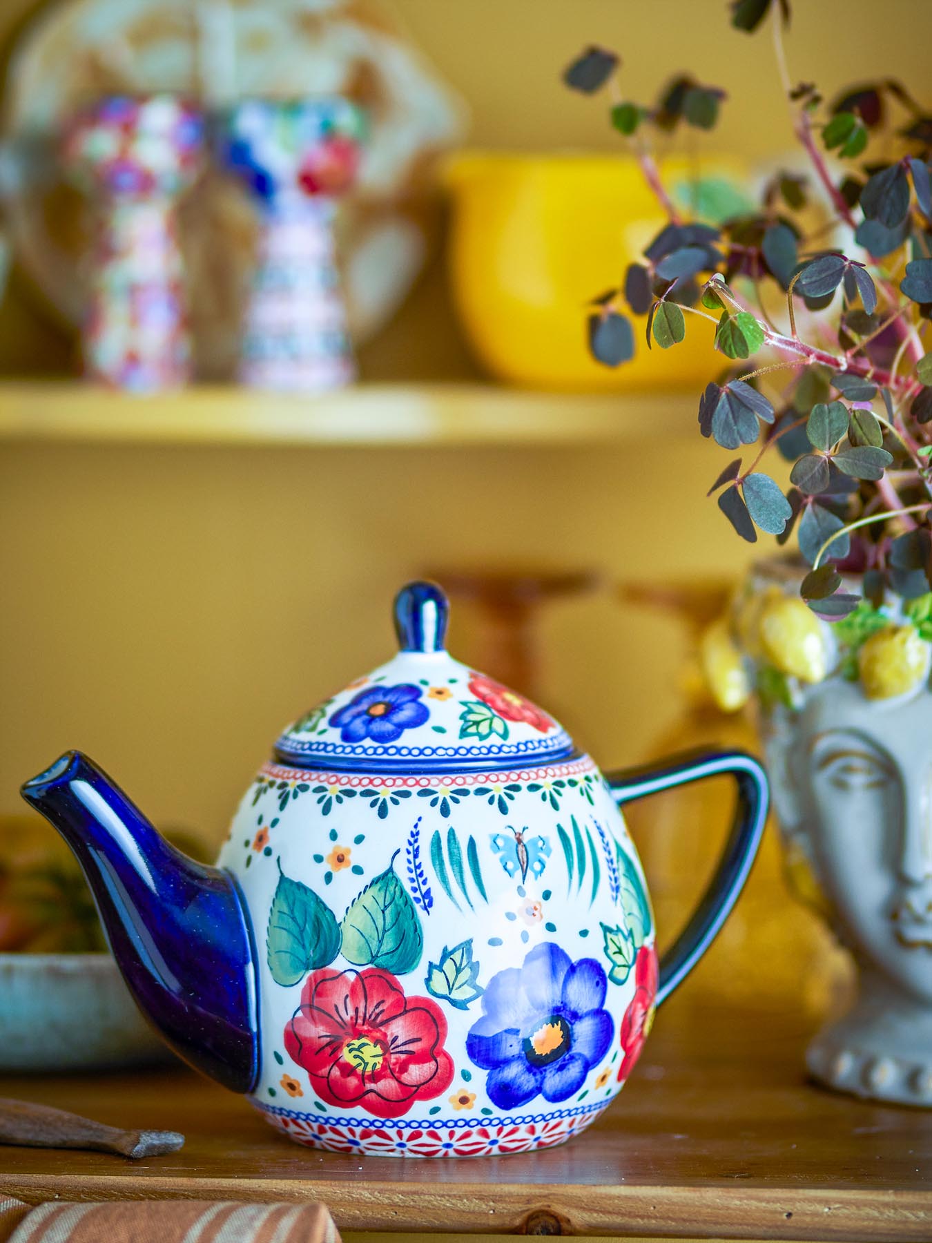 Verleihen Sie Ihrer Teestunde mit der einzigartigen Florist Teekanne von Creative Collection aus hochwertigem Steingut einen Hauch von Farbe und Eleganz.