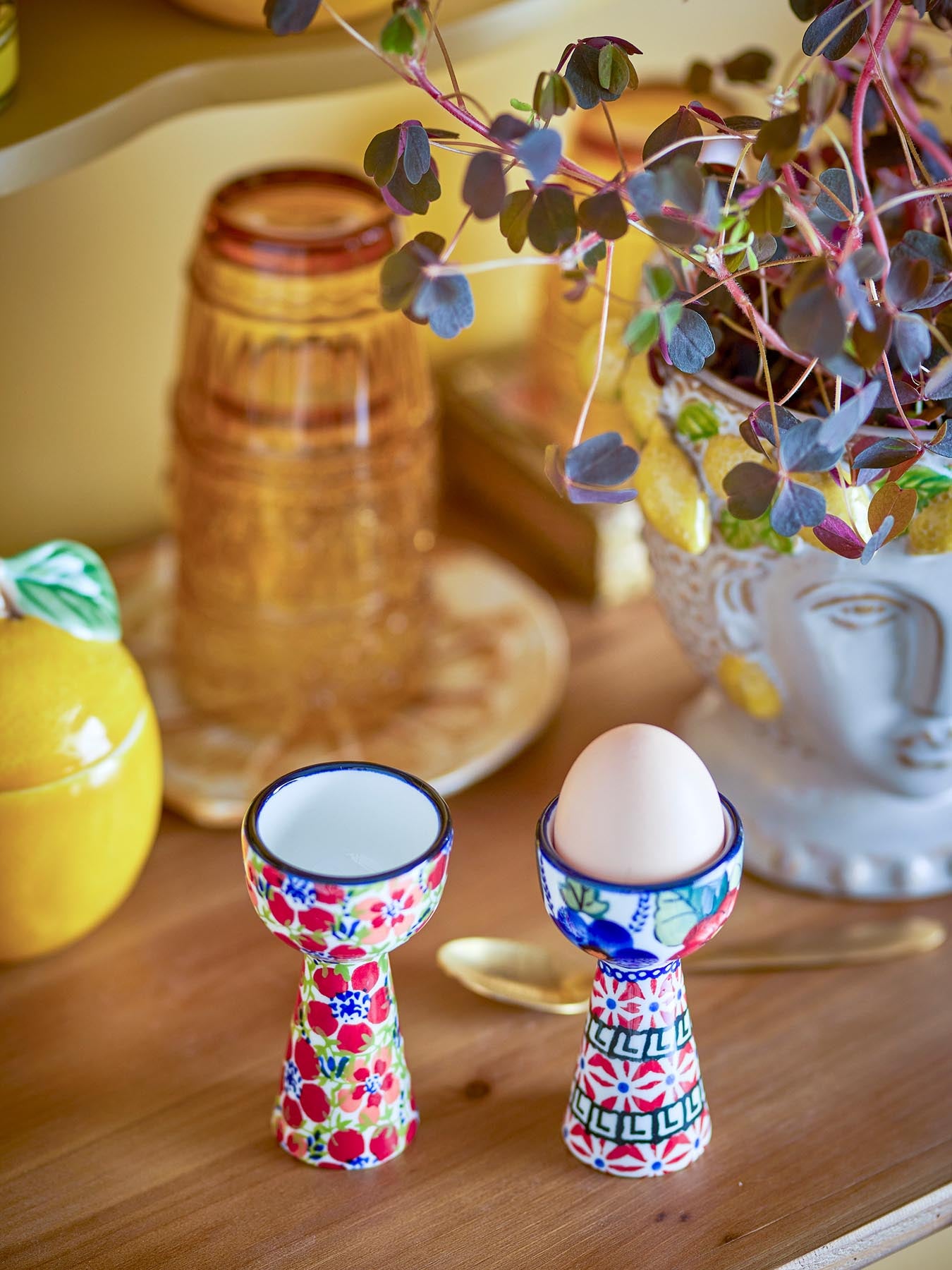 Verleihen Sie Ihrem Frühstückstisch mit den charmanten Florist Eierbechern aus Steingut in Rot und Blau eine individuelle Note. Ideal für jeden Anlass!