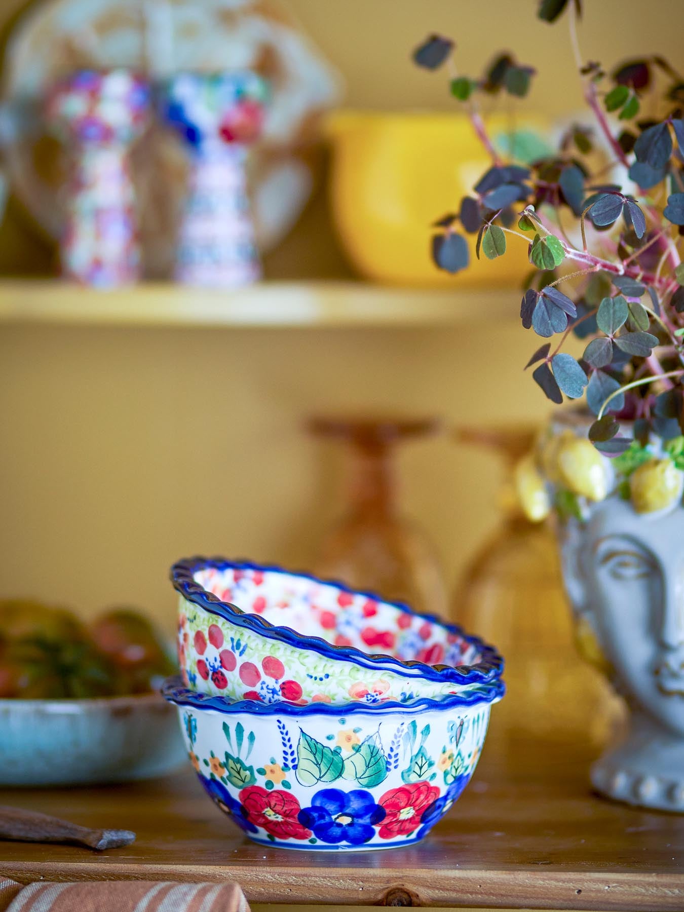 Verleihen Sie Ihrem Tisch mit der roten Florist Schale aus Steingut von Creative Collection einen Hauch von Eleganz. Perfekt für Snacks und als stilvolle Deko!