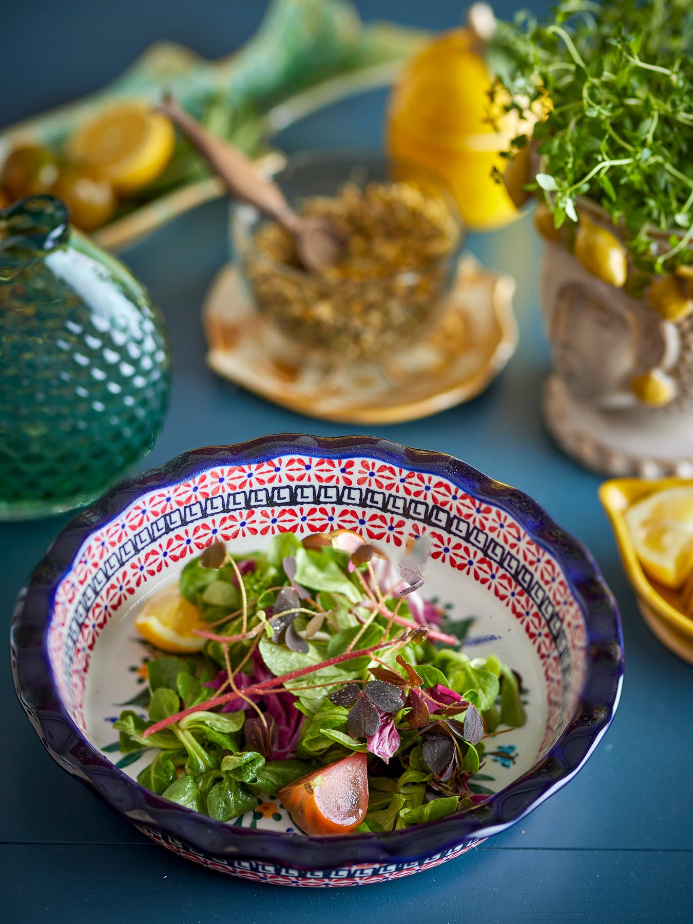 Bringen Sie Farbe in Ihr Zuhause mit der handgefertigten roten Florist Schale aus Steingut von Creative Collection. Ideal für Snacks und Dekoration!