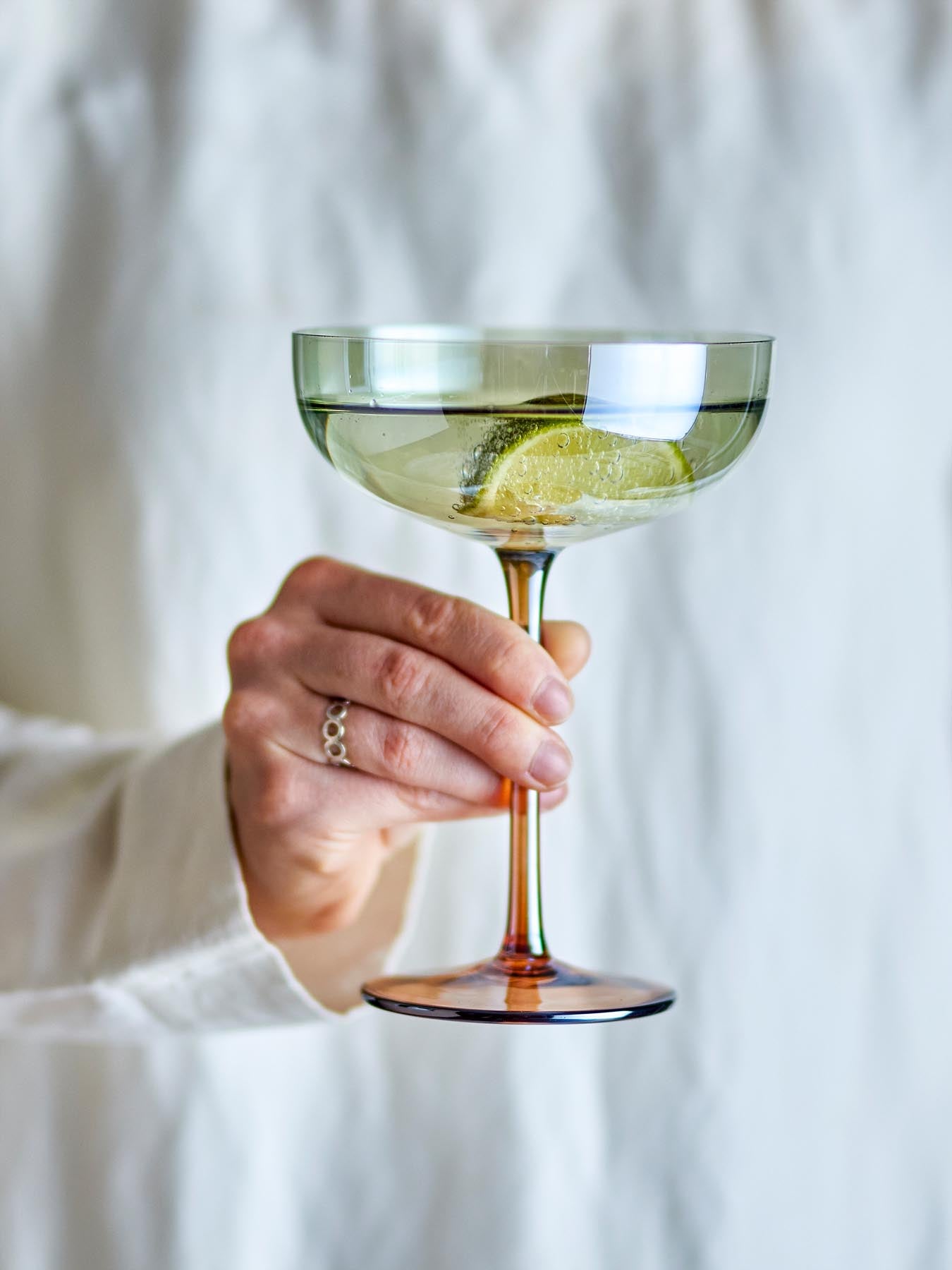 Verleihen Sie Ihren Getränken mit dem Aston Cocktailglas von Bloomingville in Bronze einen Hauch von Eleganz. Ideal für besondere Momente!