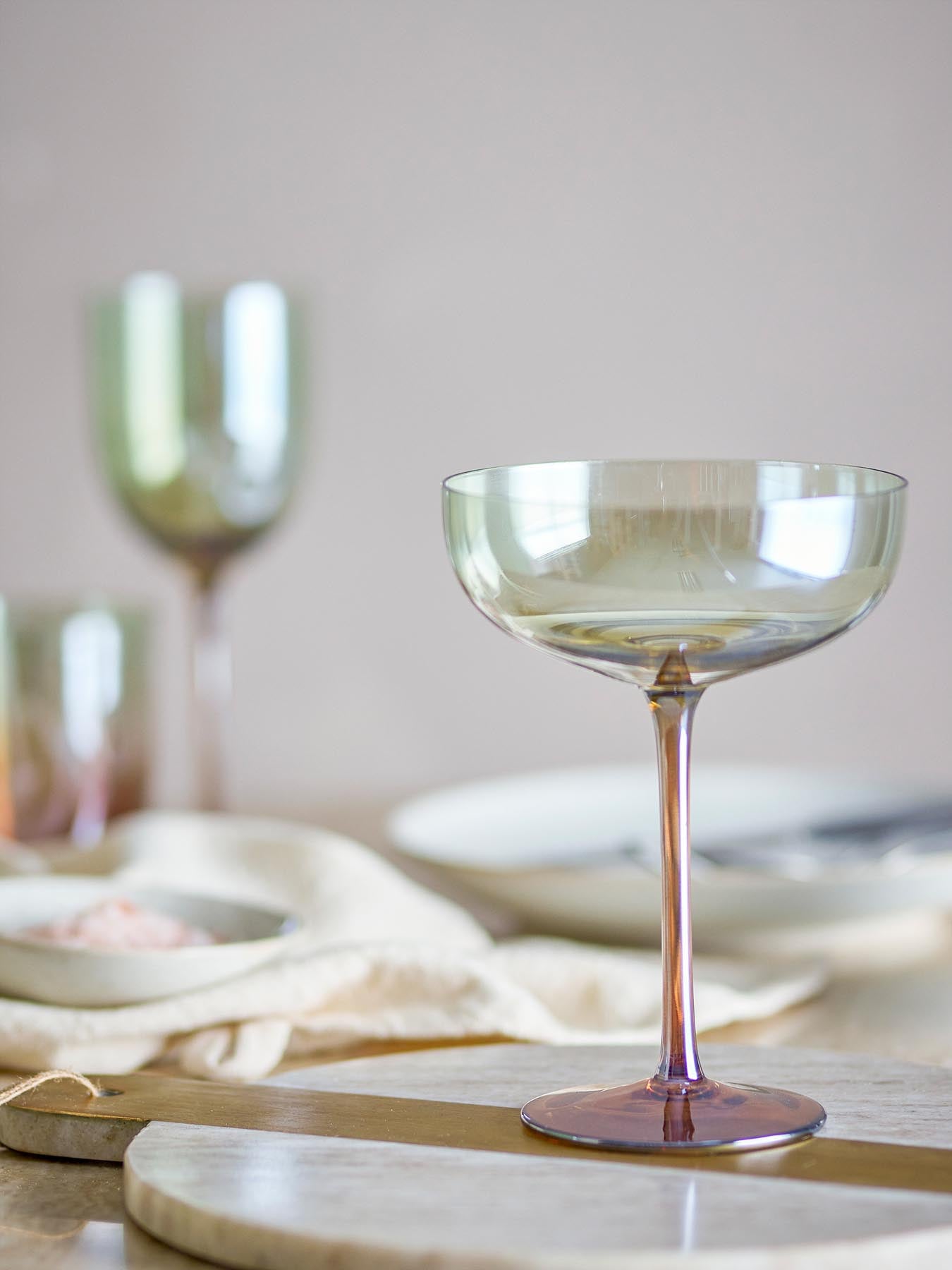 Genießen Sie stilvolle Cocktails mit dem eleganten Aston Cocktailglas von Bloomingville. Hochwertige Verarbeitung und einzigartiges Design für jeden Anlass!