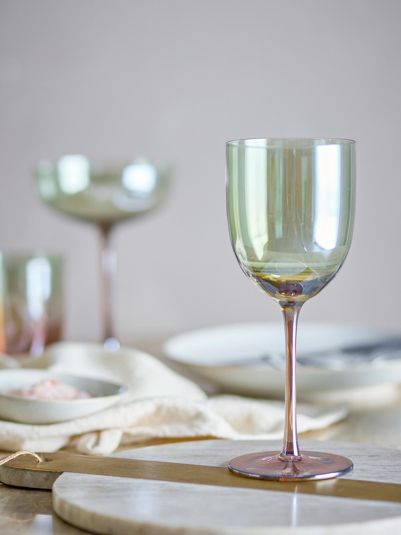 Erleben Sie das Aston Weinglas von Bloomingville in edlem Bronze. Ideal für festliche Anlässe und stilvolle Tischgestaltung.