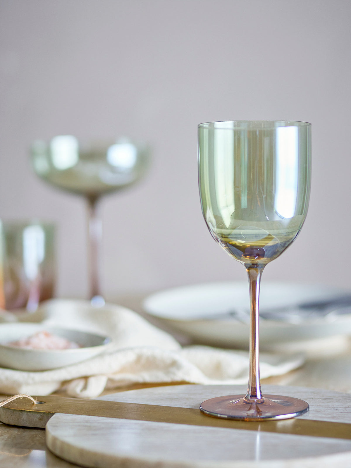 Aston Weinglas, Bronze, Glas in Bronze präsentiert im Onlineshop von KAQTU Design AG. Universal Weingläser ist von Bloomingville