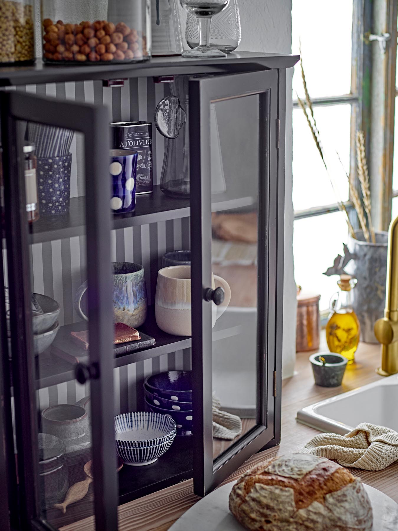 Entdecken Sie die stilvollen Minoa Tassen aus robustem Steingut in elegantem Blau mit feinen weißen Mustern – ideal für jeden Anlass!