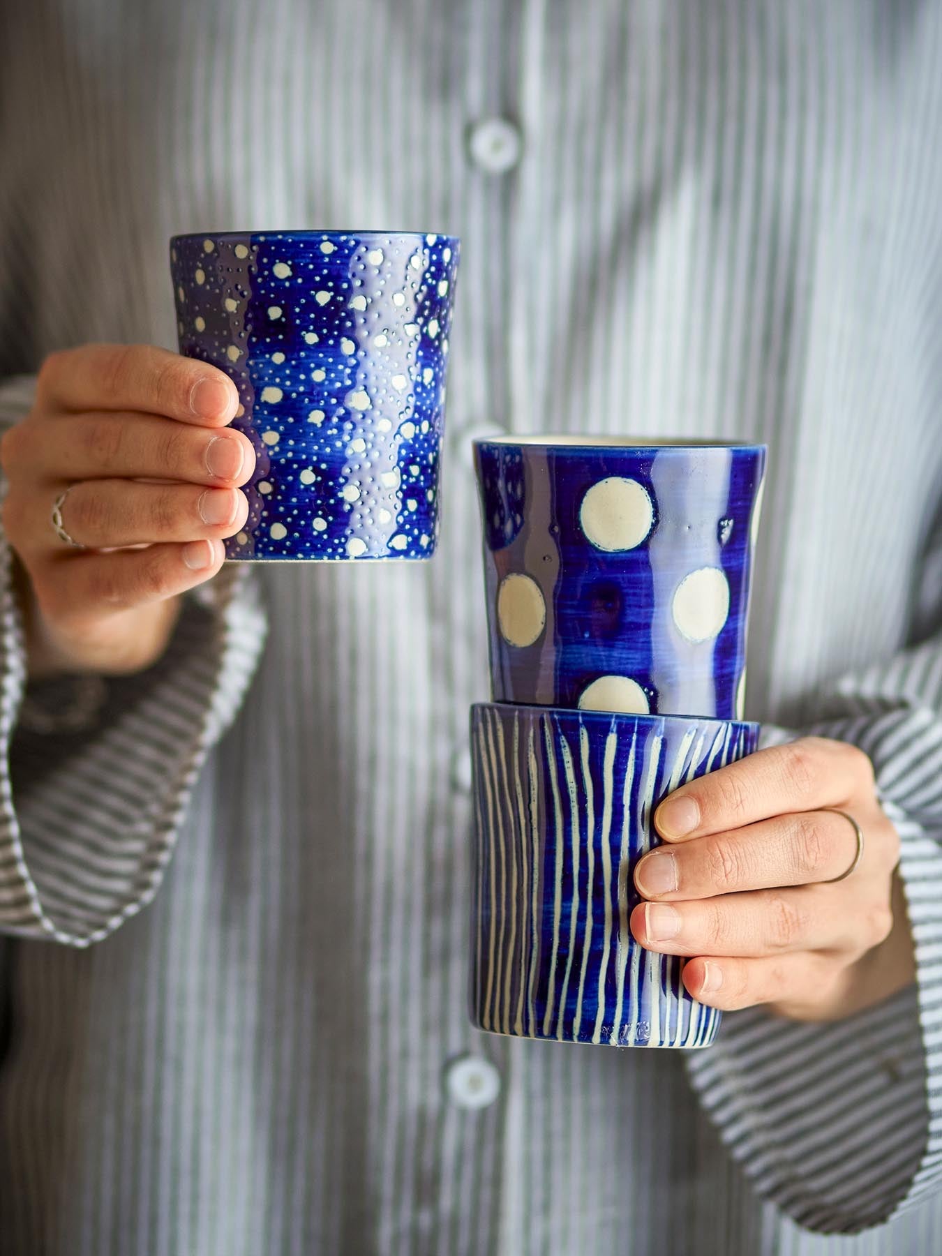 Entdecken Sie die stilvolle Minoa Tasse in Blau aus robustem Steingut. Elegantes Design mit feinen Mustern, ideal für Kaffee und Tee!