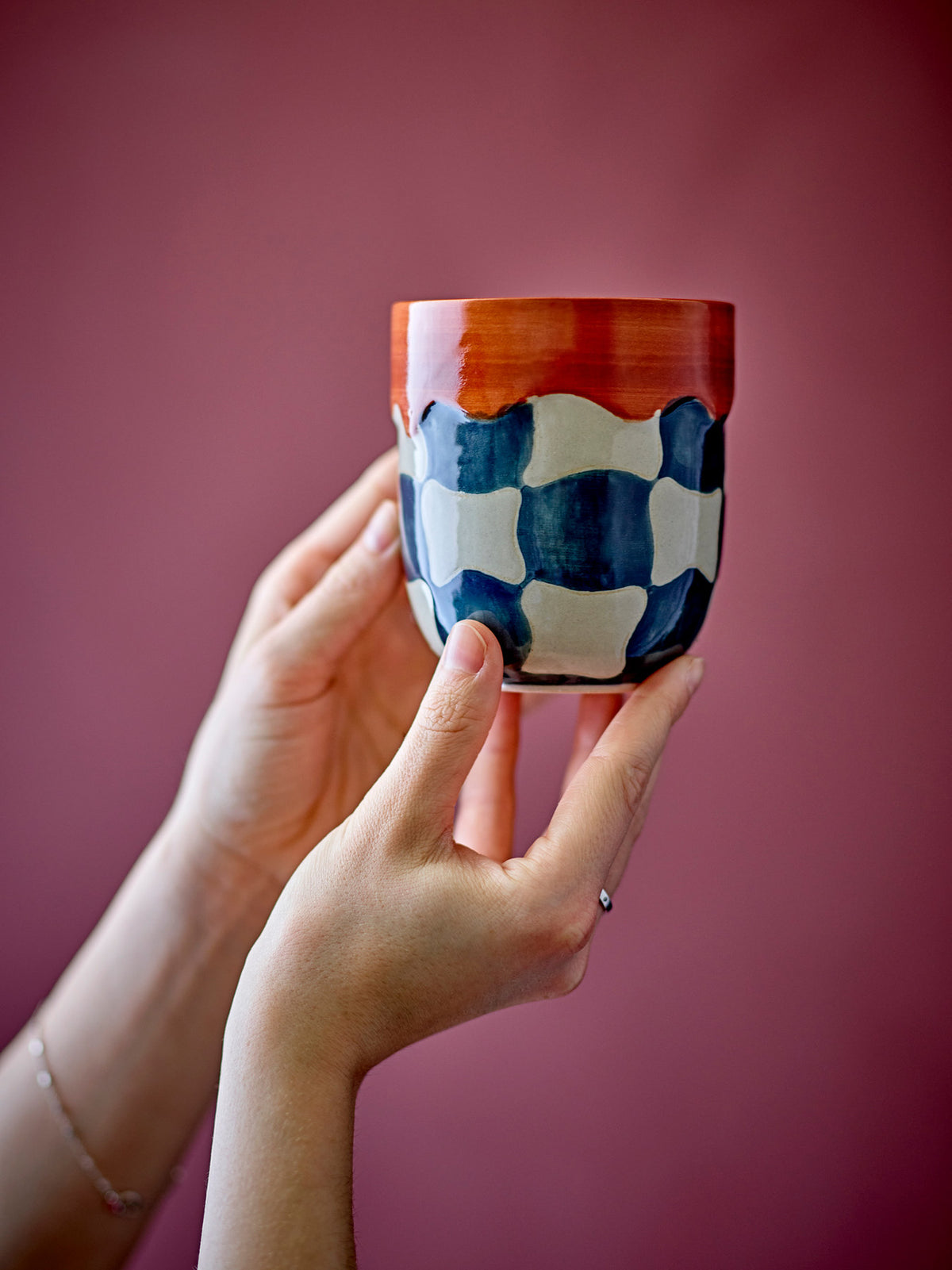 Check Tasse, Blau, Steingut in Blau präsentiert im Onlineshop von KAQTU Design AG. Tasse ist von Bloomingville