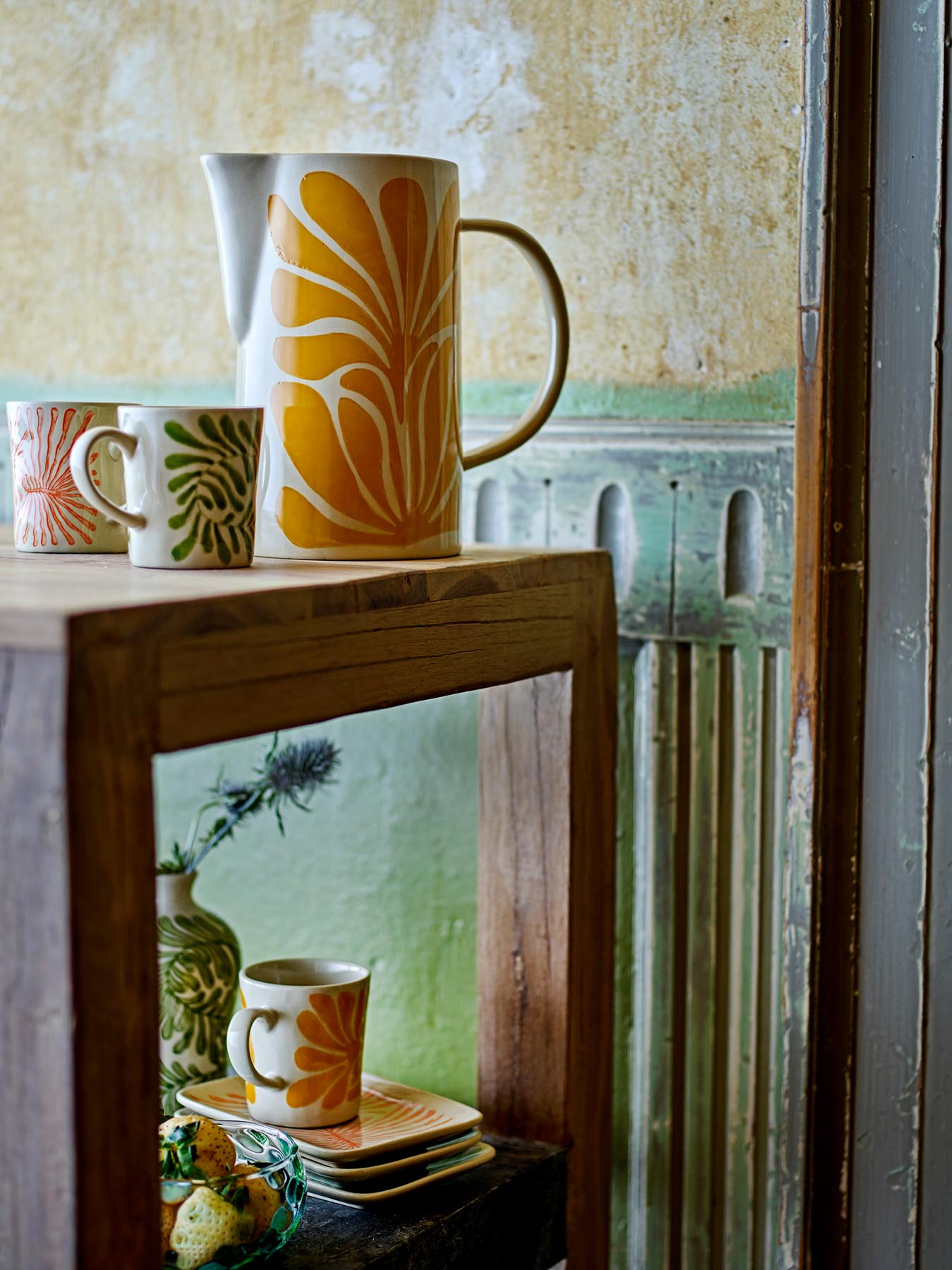 Verleihen Sie Ihrem Zuhause mit dem handgemachten Fauni Krug in Gelb aus Steingut einen künstlerischen Akzent – ideal für jeden Anlass!