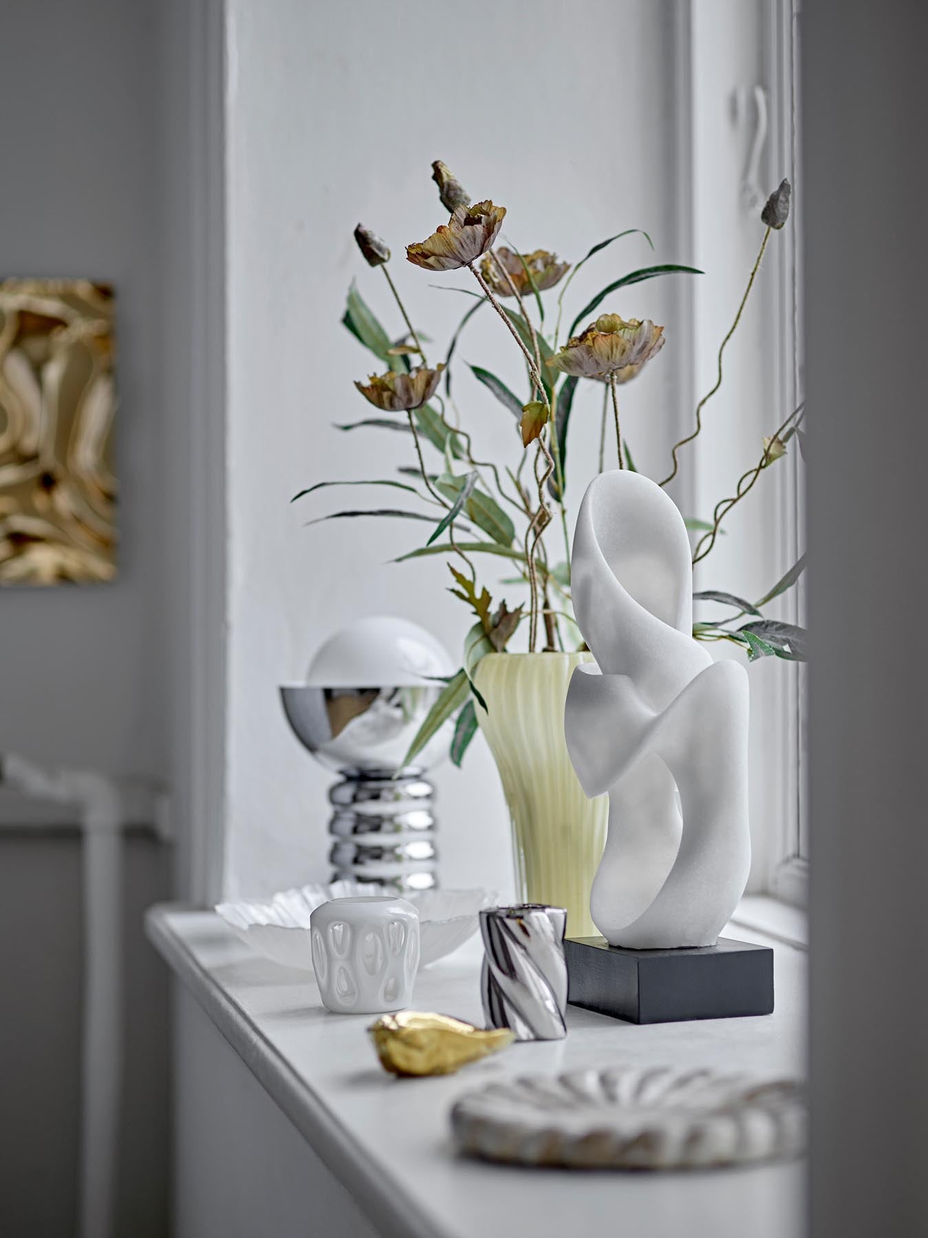 Entdecken Sie die Averie Vase von Bloomingville: Ein elegantes, gelbes Glas-Unikat, das jedem Raum Wärme und Stil verleiht.