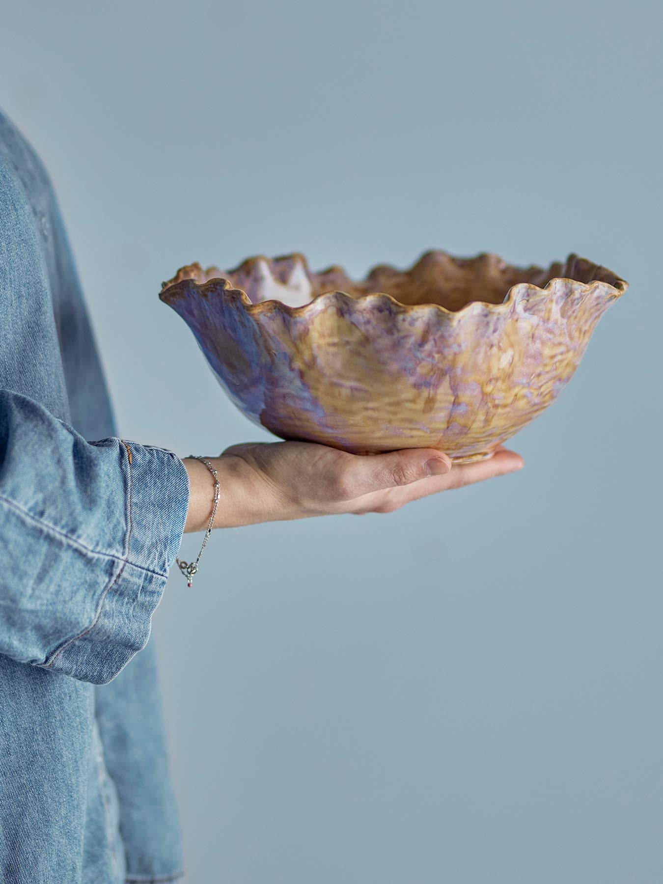 Die Nash Schale von Bloomingville vereint skandinavische Eleganz und Funktionalität. Jedes Stück ist ein Unikat aus hochwertigem Steingut.