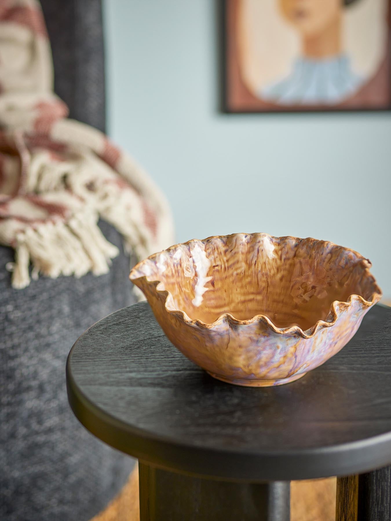 Entdecken Sie die Nash Schale von Bloomingville – ein einzigartiges Steingut-Design mit reaktiver Glasur, ideal für stilvolle Anlässe.