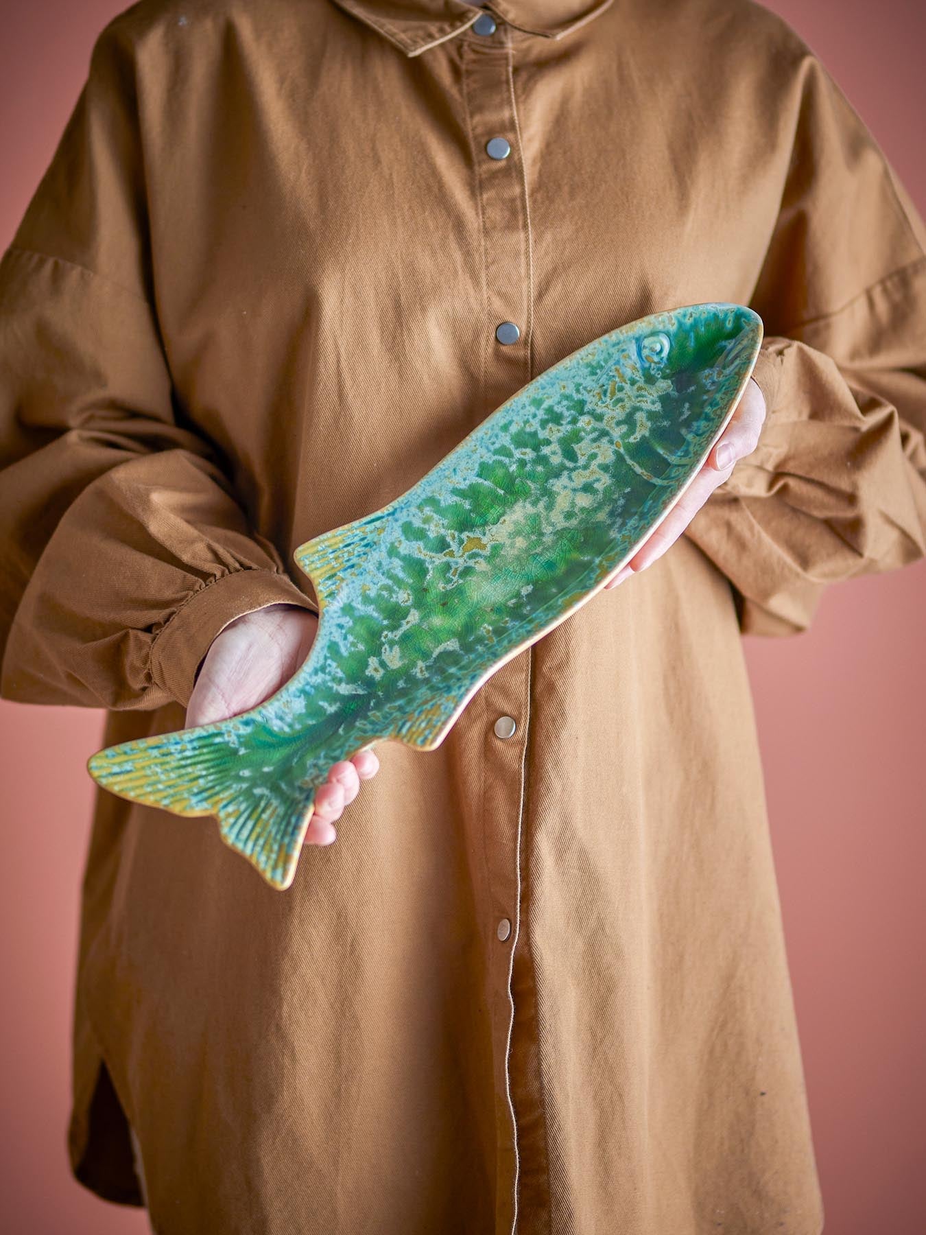 Verleihen Sie Ihrer Tischdekoration mit der Hadden Servierplatte aus grünem Steingut in Fischform einen einzigartigen Charme – ideal für jeden Anlass!