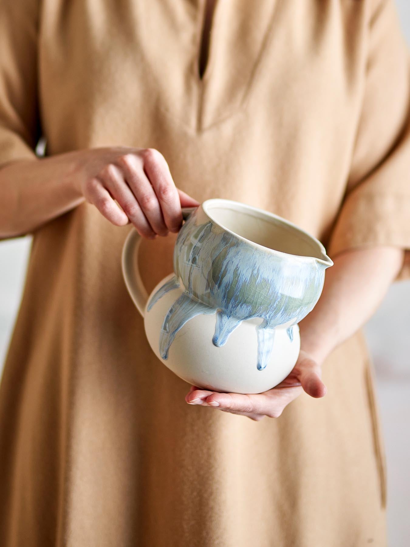 Das Luna Milchkännchen von Bloomingville in Blau ist ein handgefertigtes Unikat aus Steinzeug, das jedem Tisch Eleganz und Funktionalität verleiht.