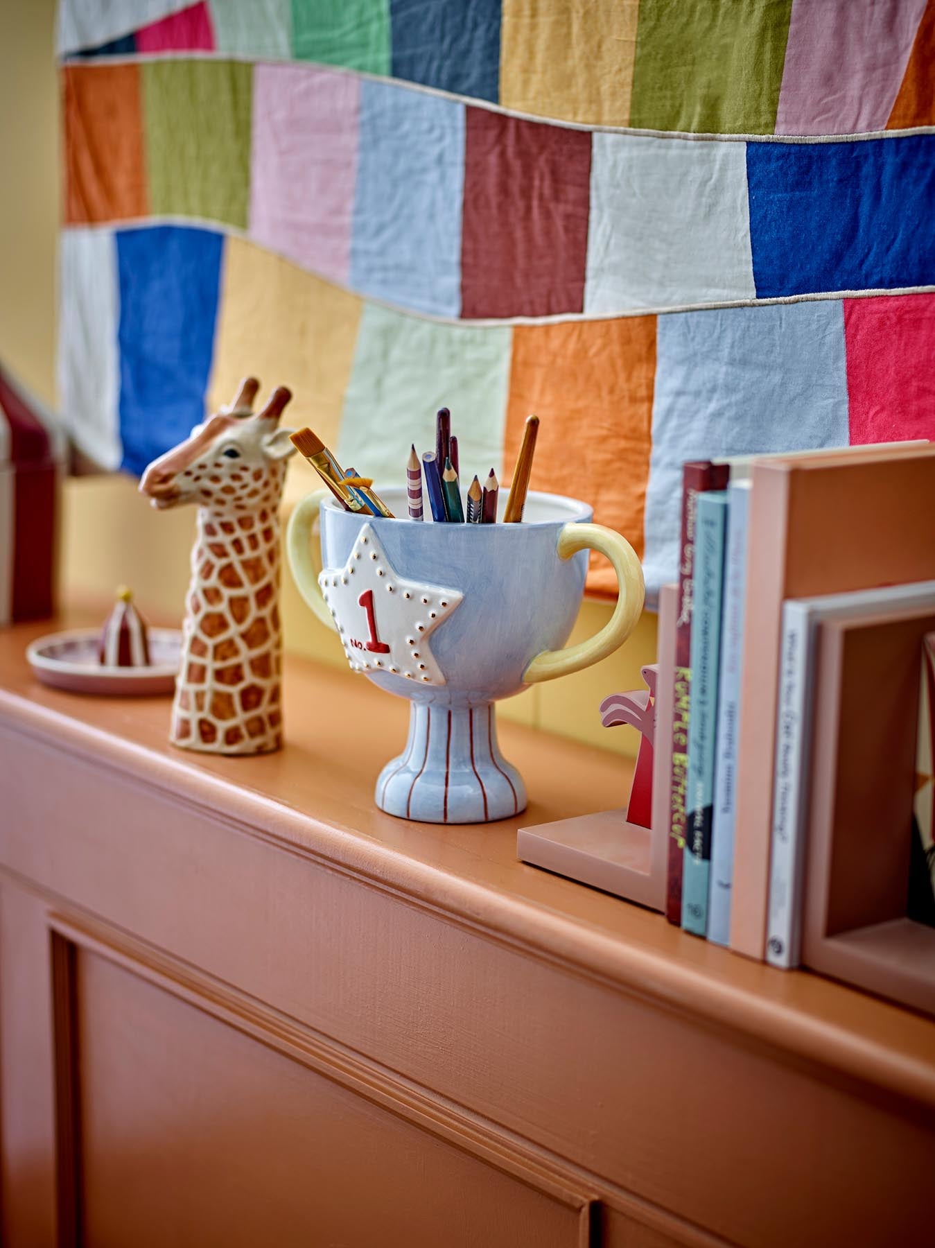 Gestalten Sie das Kinderzimmer mit dem charmanten blauen Trophy Blumentopf von Bloomingville Mini. Ideal für Pflanzen und als verspieltes Deko-Element!