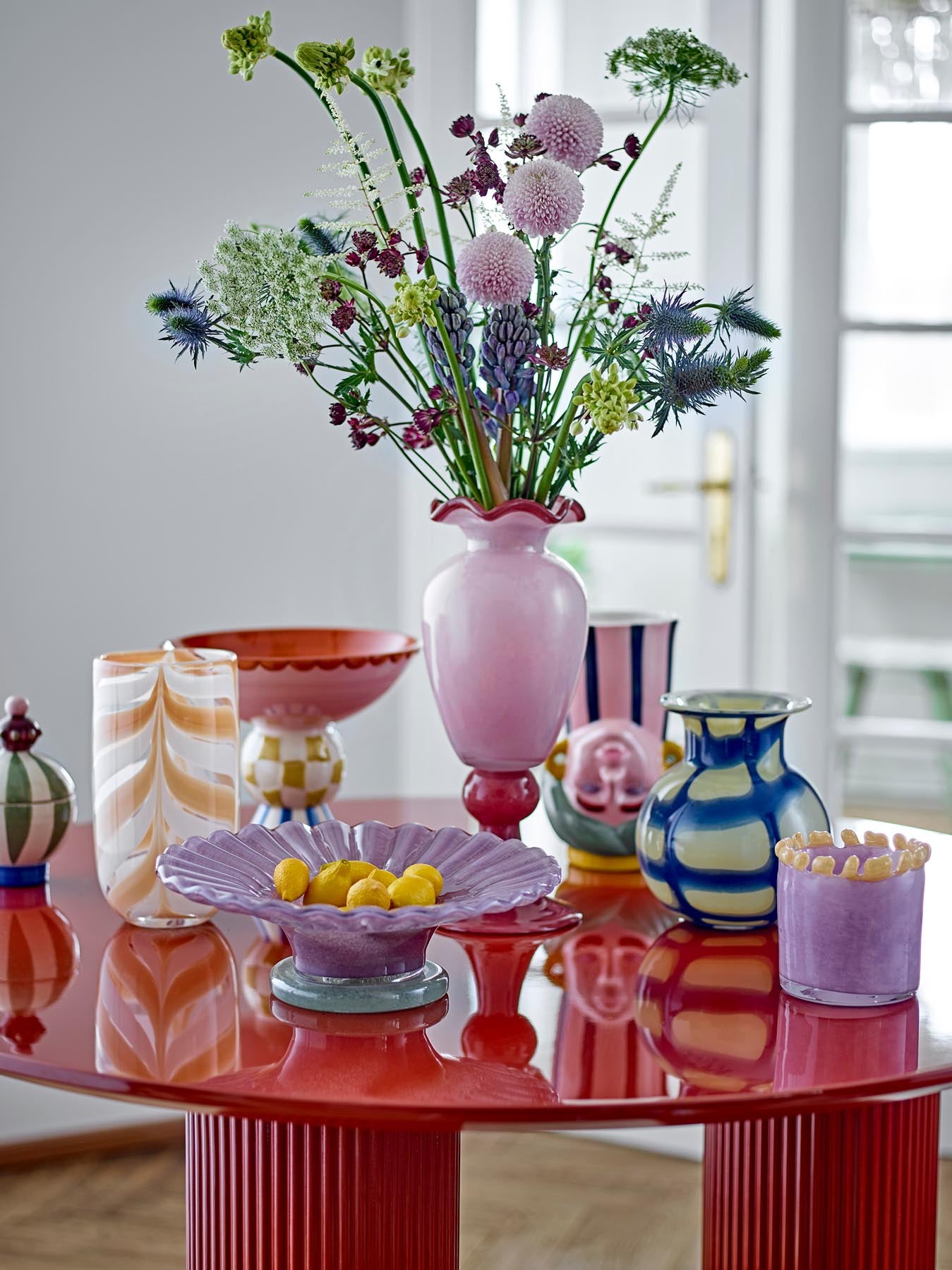 Verleihen Sie Ihrem Raum mit der Frills Vase von Bloomingville in sanftem Rose einen Hauch von Eleganz. Jedes Stück ist ein einzigartiges Kunstwerk aus hochwertigem Glas.