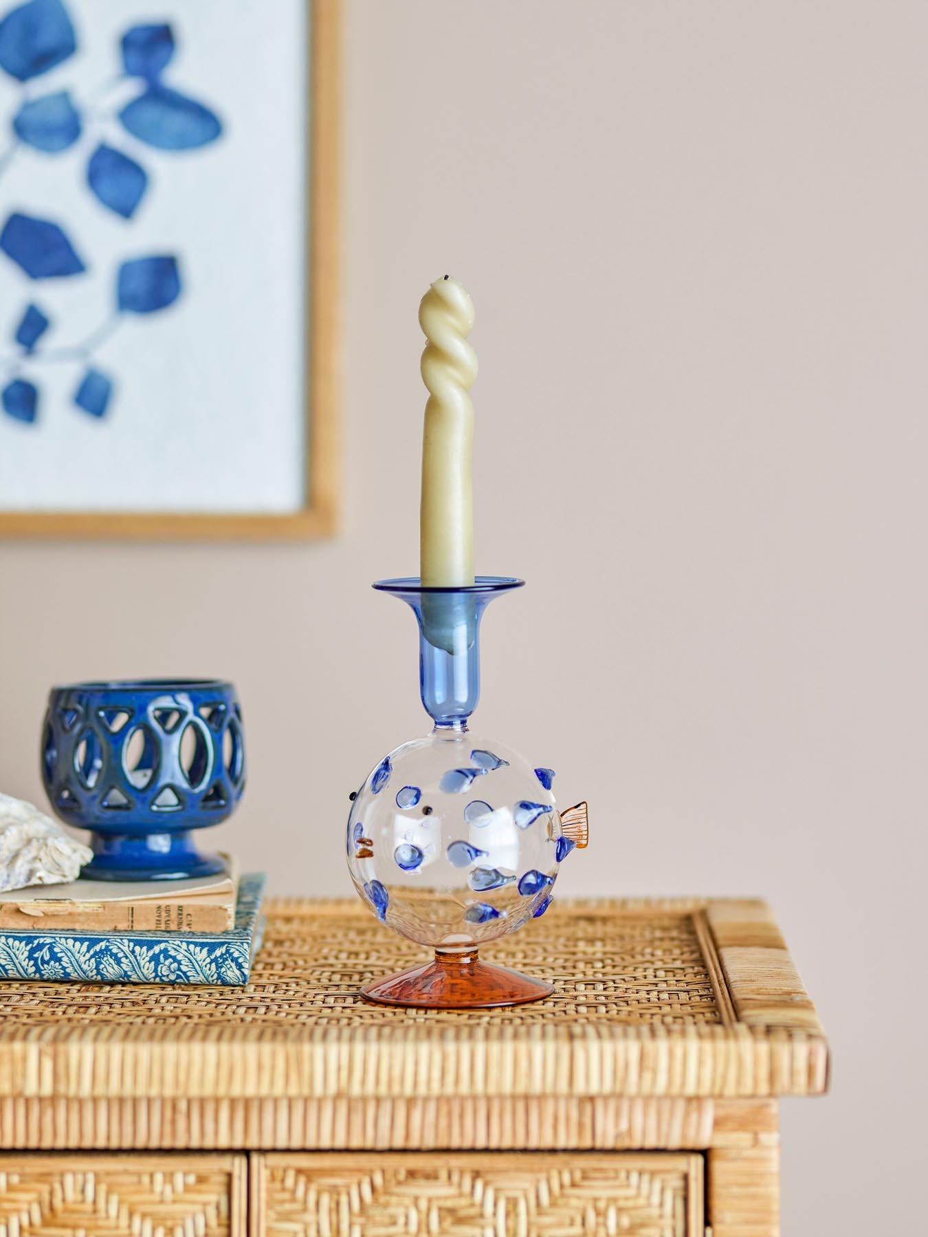 Entdecken Sie den einzigartigen Phila Kerzenhalter aus mundgeblasenem Glas in Blau und Bernstein. Ein stilvolles Highlight für Ihr Zuhause!