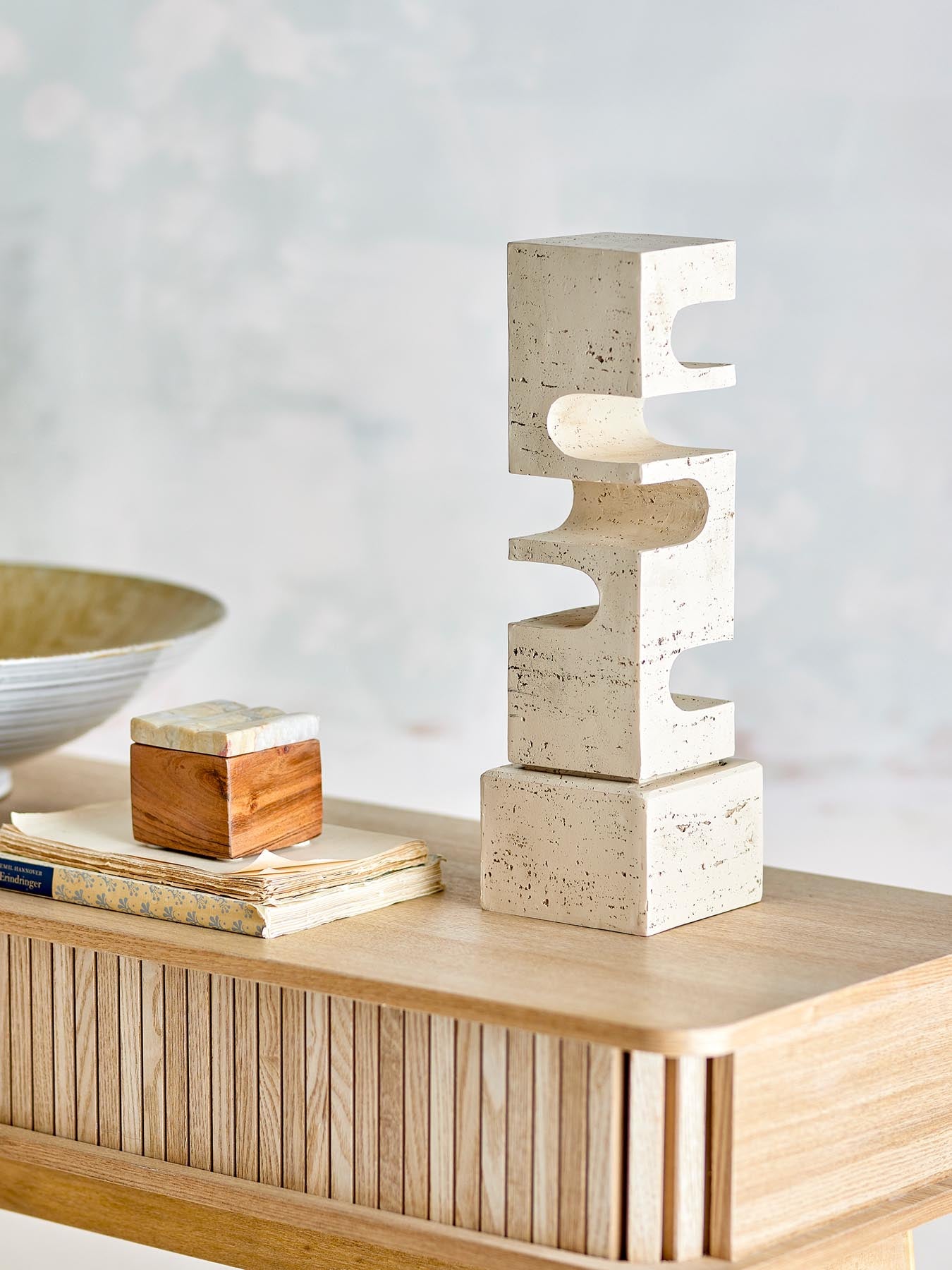 Verleihen Sie Ihrem Zuhause mit der Hallam Deko von Bloomingville einen modernen, festlichen Akzent. Diese elegante Polyresin-Skulptur in Weiß ist perfekt für die Weihnachtszeit.