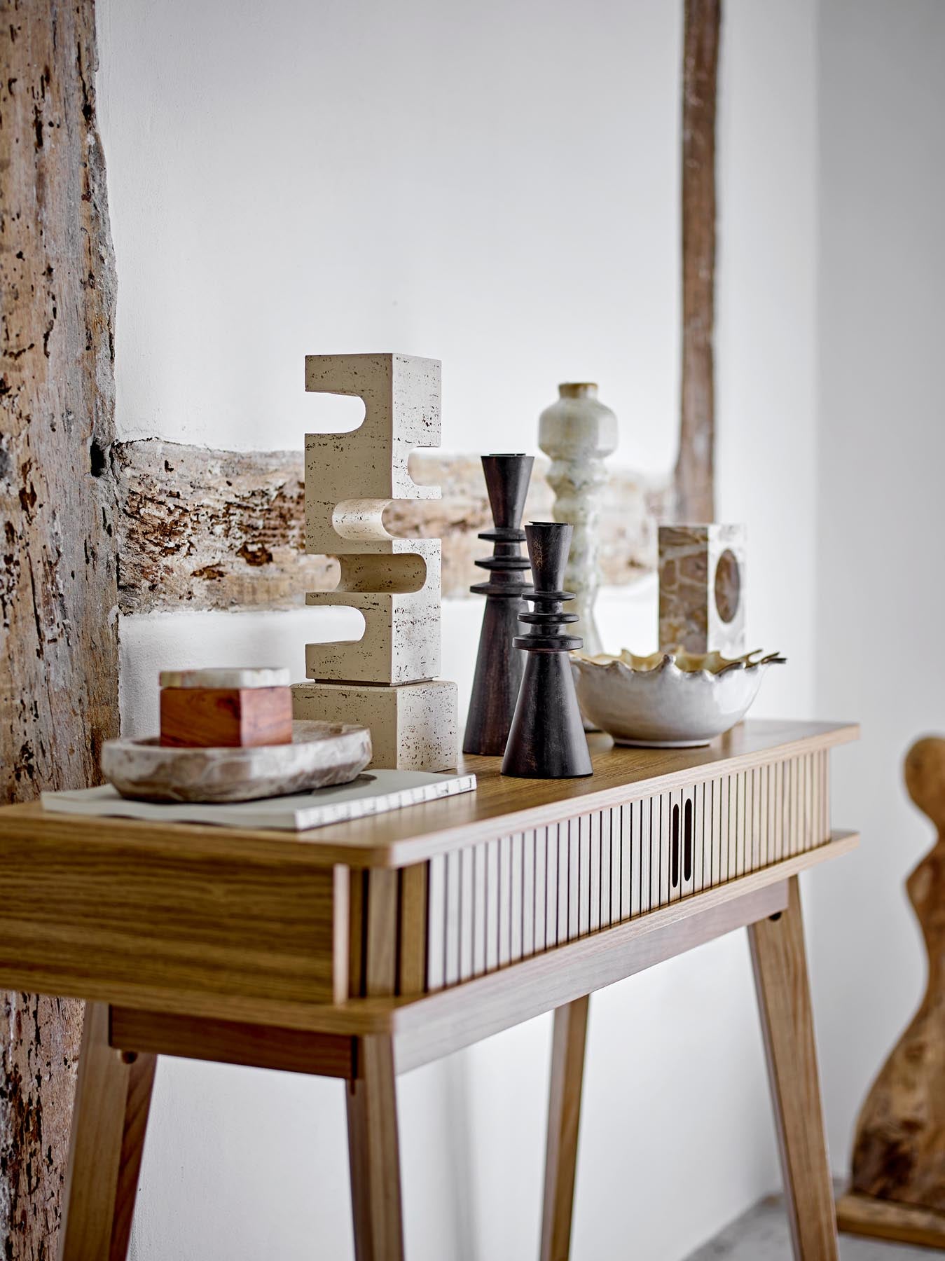 Setzen Sie stilvolle Akzente in Ihrem Zuhause mit der Hallam Deko von Bloomingville. Diese elegante, weiße Polyresin-Skulptur bringt festliche Eleganz.