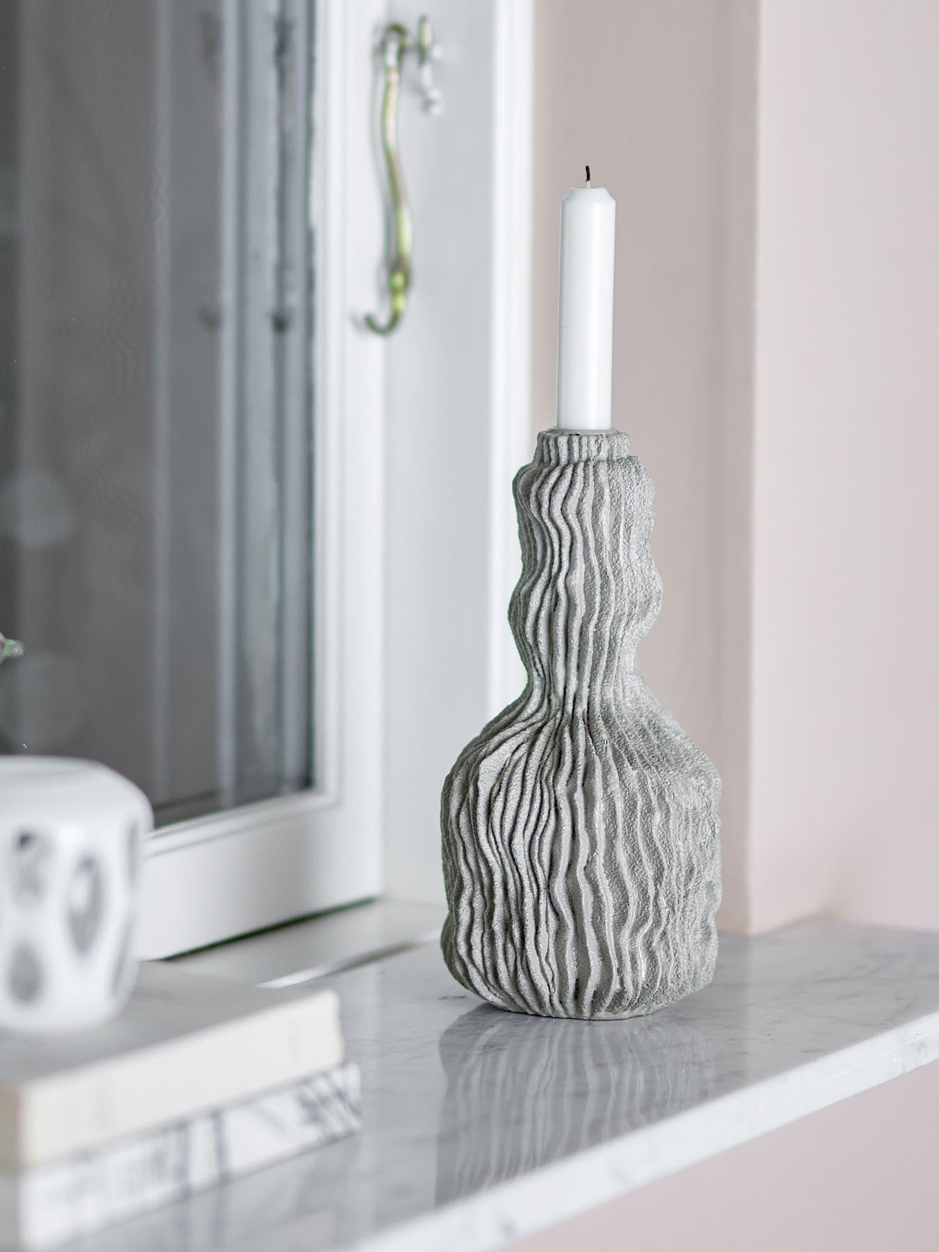 Briar Kerzenhalter, Grau, Polyresin in Grau präsentiert im Onlineshop von KAQTU Design AG. Kerzenständer ist von Bloomingville